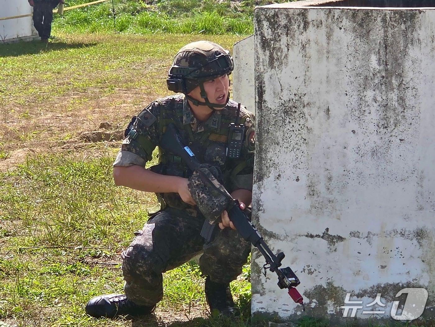 본문 이미지 - 지난 17일 강원 인제 육군 과학화전투훈련단(KCTC)에서 기자가 도시지역 전투훈련 참가 10분 만에 거친 숨을 몰아쉬며 적정을 살피는 모습. 2026.9.17./ⓒ 뉴스1 김기성 기자