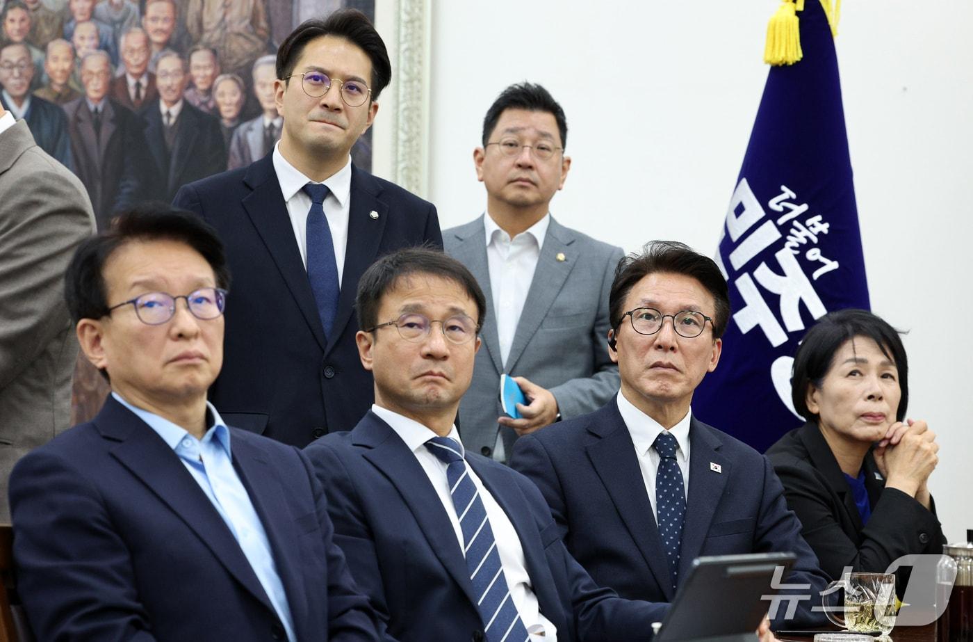 본문 이미지 - 김민석 더불어민주당 대표와 한병도 원내대표를 비롯한 민주당 지도부가 18일 서울 여의도 국회에서 이재명 대통령 기자회견을 시청하고 있다. (공동취재) 2026.9.18 ⓒ 뉴스1 유승관 기자