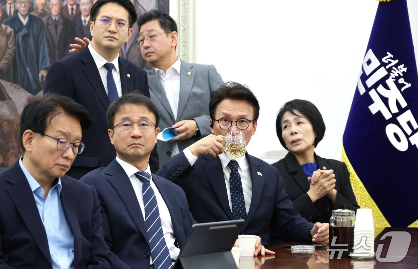 본문 이미지 - 김민석 더불어민주당 대표와 한병도 원내대표를 비롯한 지도부가 18일 서울 여의도 국회에서 이재명 대통령 기자회견을 시청하고 있다. (공동취재) 2026.9.18 ⓒ 뉴스1 유승관 기자