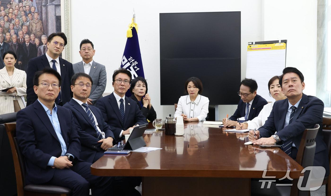 본문 이미지 - 김민석 더불어민주당 대표와 한병도 원내대표를 비롯한 지도부가 18일 서울 여의도 국회에서 이재명 대통령 기자회견을 시청하고 있다. (공동취재) 2026.9.18 ⓒ 뉴스1 유승관 기자