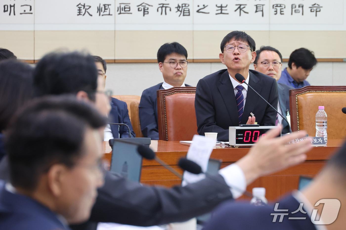 본문 이미지 - 최길수 특별감찰관 후보자가 18일 서울 여의도 국회 법제사법위원회에서 열린 인사청문회에서 의원 질의에 답변하고 있다. 2026.9.18 ⓒ 뉴스1 신웅수 기자
