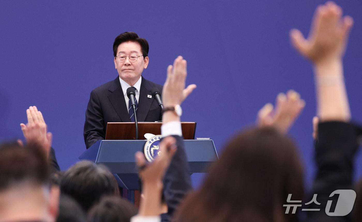 본문 이미지 - 이재명 대통령이 18일 청와대 영빈관에서 열린 현안 기자회견에서 기자들의 질문을 받고 있다. (청와대통신사진기자단) ⓒ 뉴스1 허경 기자
