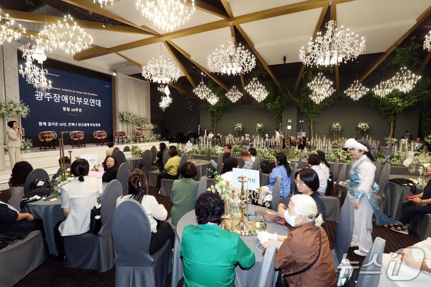 본문 이미지 - 18일 오전 전남광주 서구 글로리아 웨딩홀에서 광주장애인부모연대 창립 20주년 기념행사가 진행되고 있다. 2026.9.18 ⓒ 뉴스1 조수민 기자