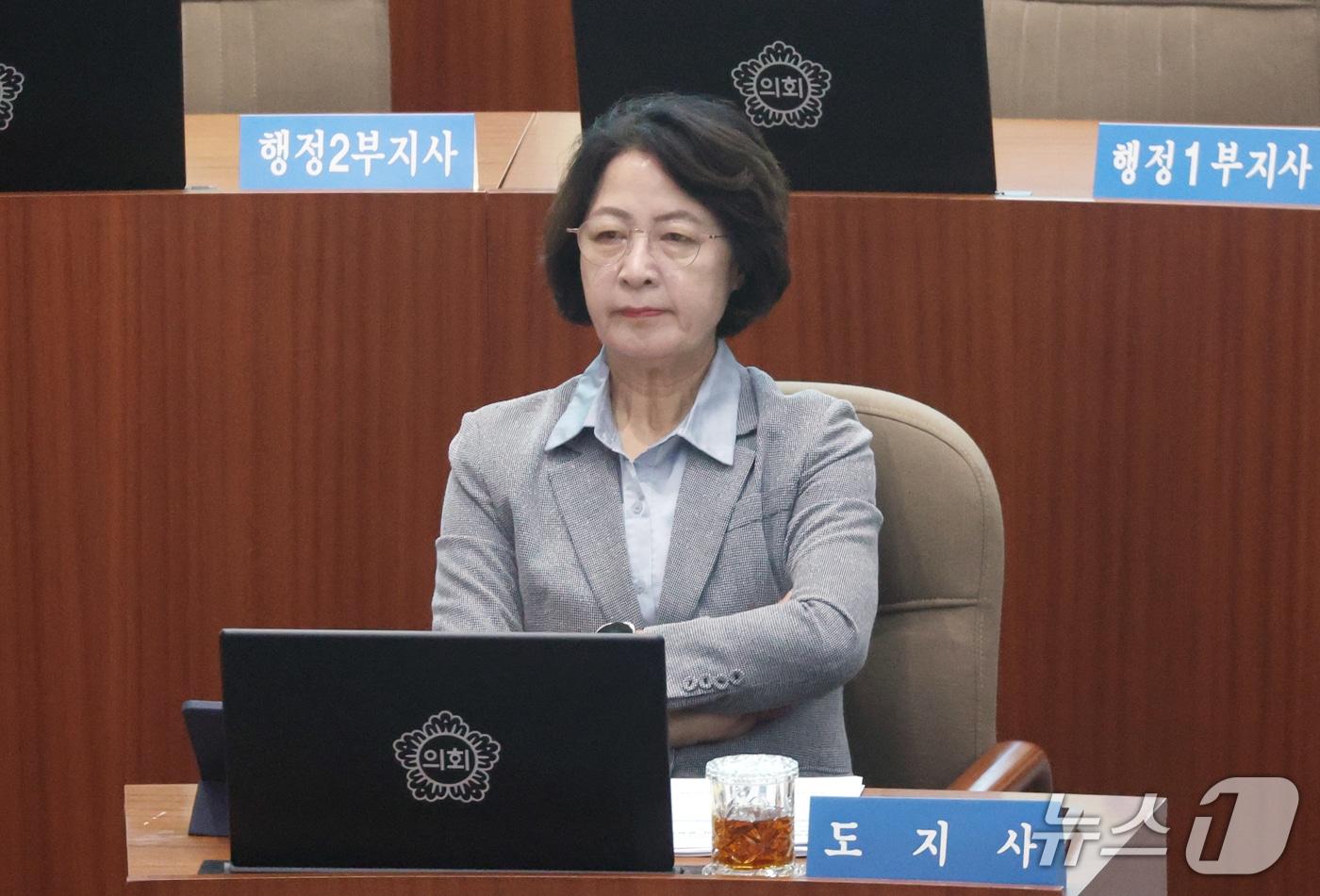 본문 이미지 - 추미애 경기도지사가 18일 경기 수원시 영통구 경기도의회 본회의장에서 열린 '제393회 임시회 제4차 본회의'에서 경기도의원들의 5분 자유발언을 듣고 있다. 2026.9.18 ⓒ 뉴스1 김영운 기자