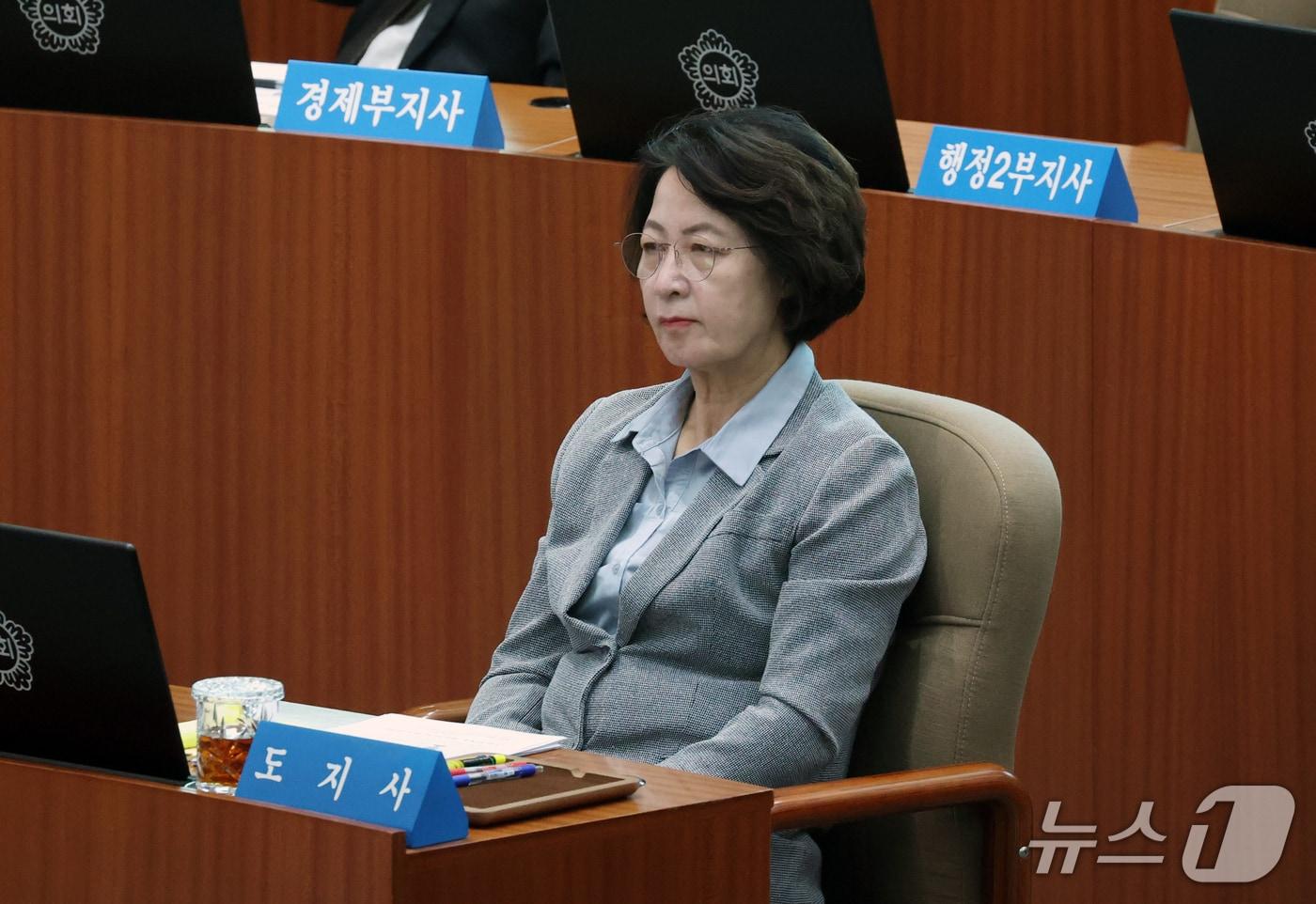 본문 이미지 - 추미애 경기도지사가 18일 경기 수원시 영통구 경기도의회 본회의장에서 열린 '제393회 임시회 제4차 본회의'에서 경기도의원들의 5분 자유발언을 듣고 있다. 2026.9.18 ⓒ 뉴스1 김영운 기자