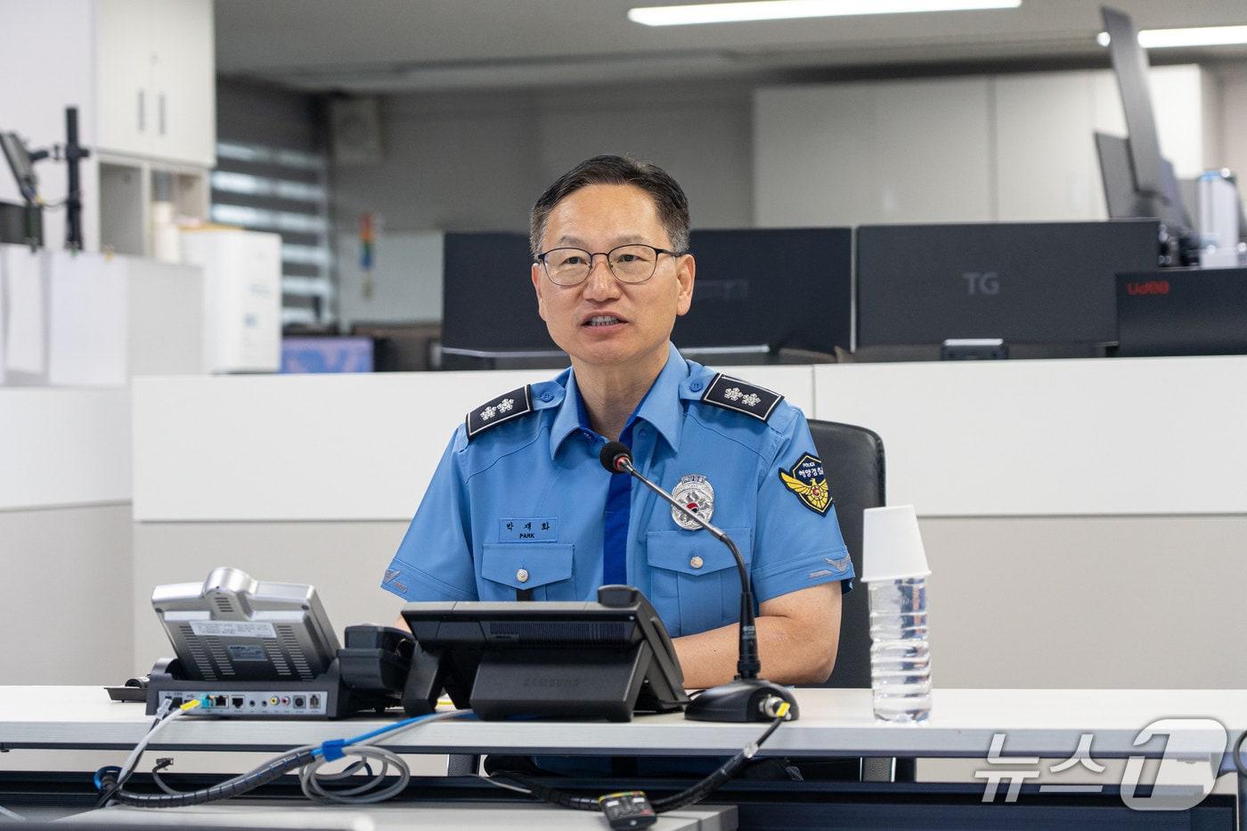 본문 이미지 - 박재화 신임 남해지방해양경찰청장이 현장을 방문해 해상치안상황을 점검하고 있다. (해경 제공. 재판매 및 DB 금지)