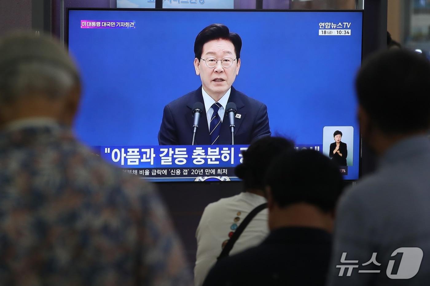 본문 이미지 - 18일 대구 동구 동대구역에서 시민들이 이재명 대통령 기자회견을 지켜보고 있다. 2026.9.18 ⓒ 뉴스1 공정식 기자