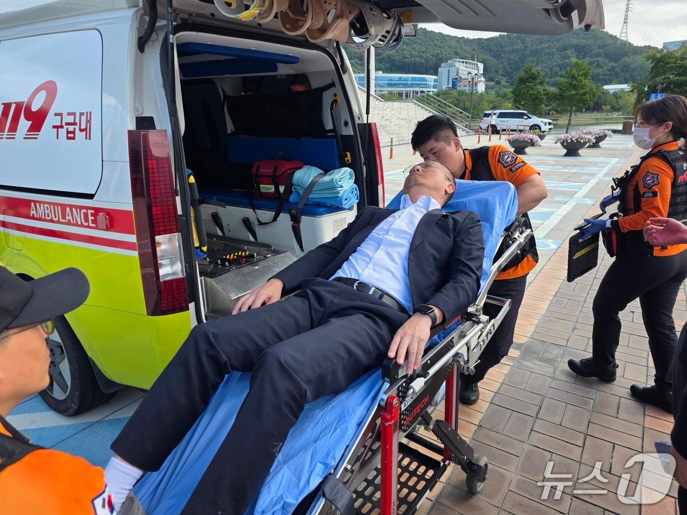 본문 이미지 - 전남 국립의대 후보대학 선정 재심사를 요구하며 지난 7일 단식 투쟁에 들어간 최선국 전남광주통합특별시의회 의원(민주당·목포1)이 18일 오전 쓰러져 병원으로 이송되고 있다.(독자제공. 재배포 및 DB 금지)