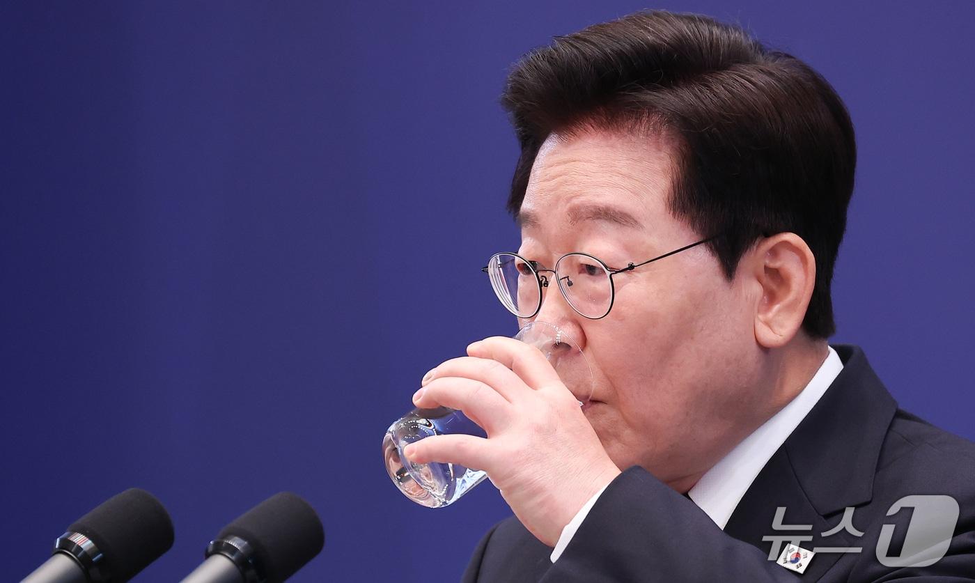 본문 이미지 - 이재명 대통령이 18일 청와대 영빈관에서 열린 현안 기자회견에서 기자들의 질문을 들으며 물을 마시고 있다. (청와대통신사진기자단) 2026.9.18 ⓒ 뉴스1 허경 기자