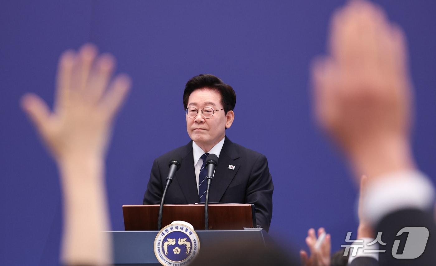 본문 이미지 - 이재명 대통령이 18일 청와대 영빈관에서 열린 현안 기자회견에서 기자들의 질문을 받고 있다. (청와대통신사진기자단) 2026.9.18 ⓒ 뉴스1 허경 기자
