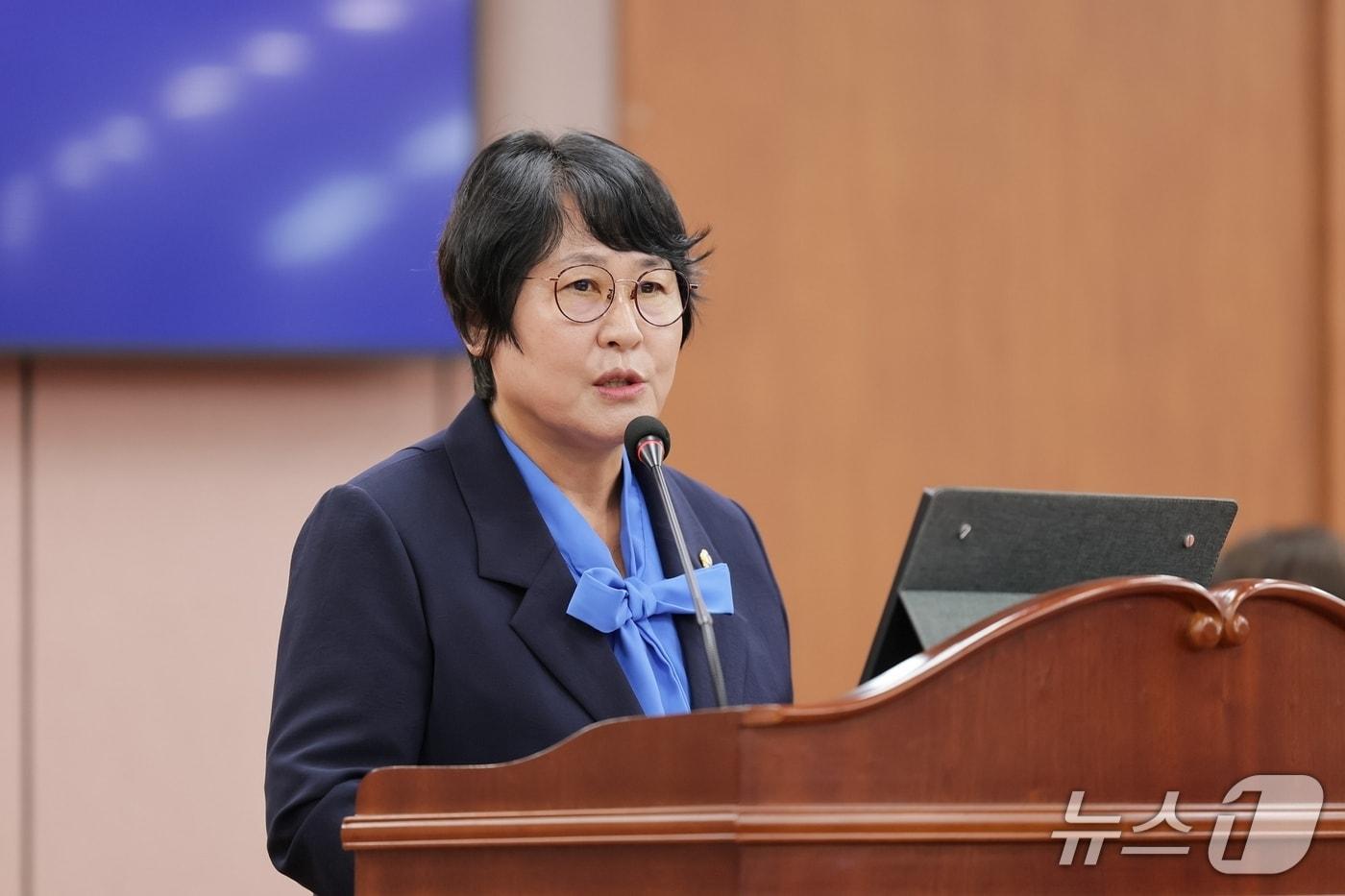 본문 이미지 - 이향숙 증평군의원이 18일 증평의 관문에 설치한 공공조형물 재검토를 촉구하는 5분 자유발언을 하고 있다.(증평군의회 제공. 재판매 및 DB 금지).2026.9.18/뉴스1