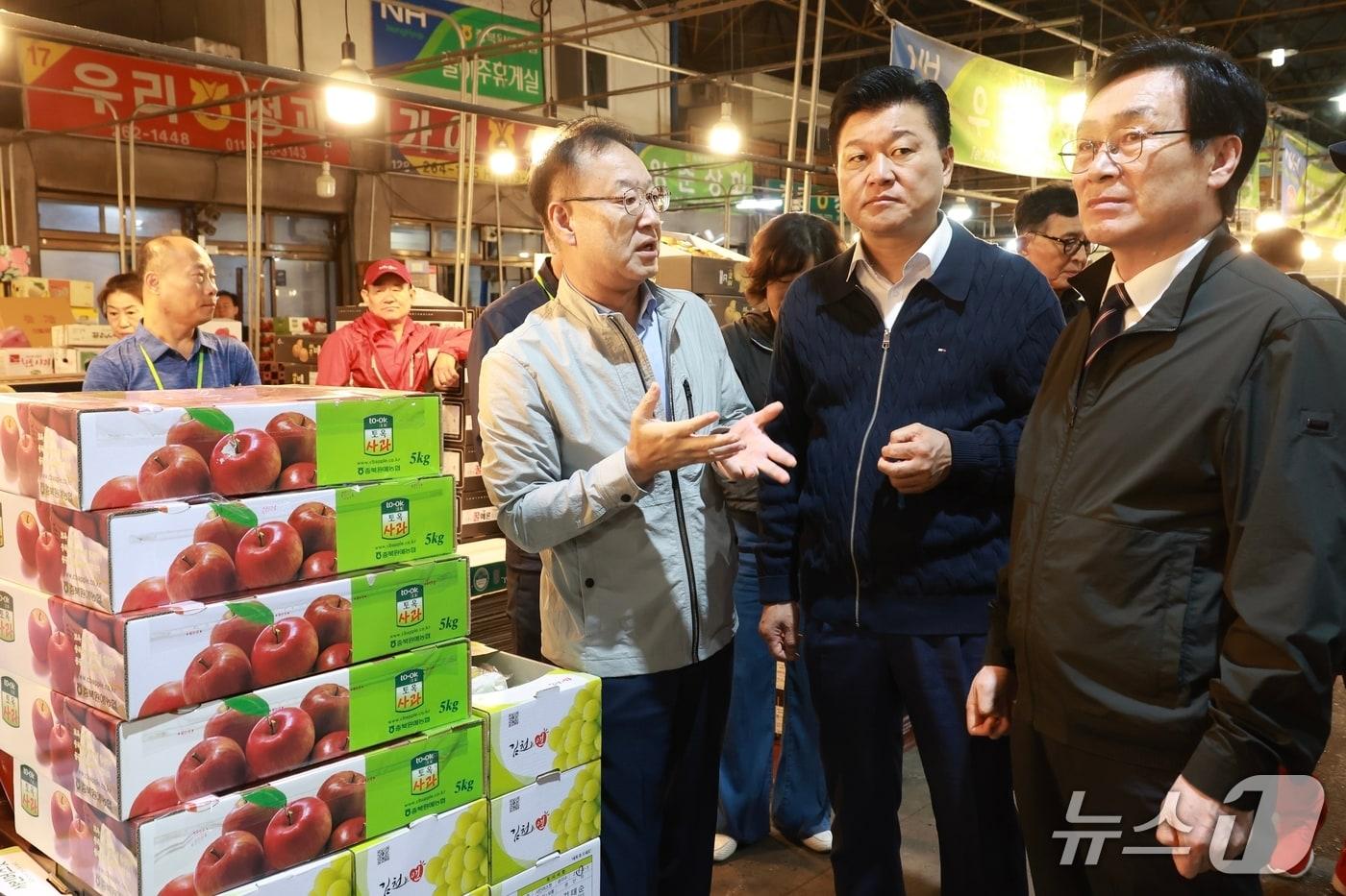 본문 이미지 - 신용한 충북지사와 이장섭 청주시장이 18일 새벽 청주 농수산물도매시장을 찾아 추석 성수품 수급과 가격 동향을 점검하고 있다. (충북도 제공. 재판매 및 DB 금지) 2026.9.18/뉴스1