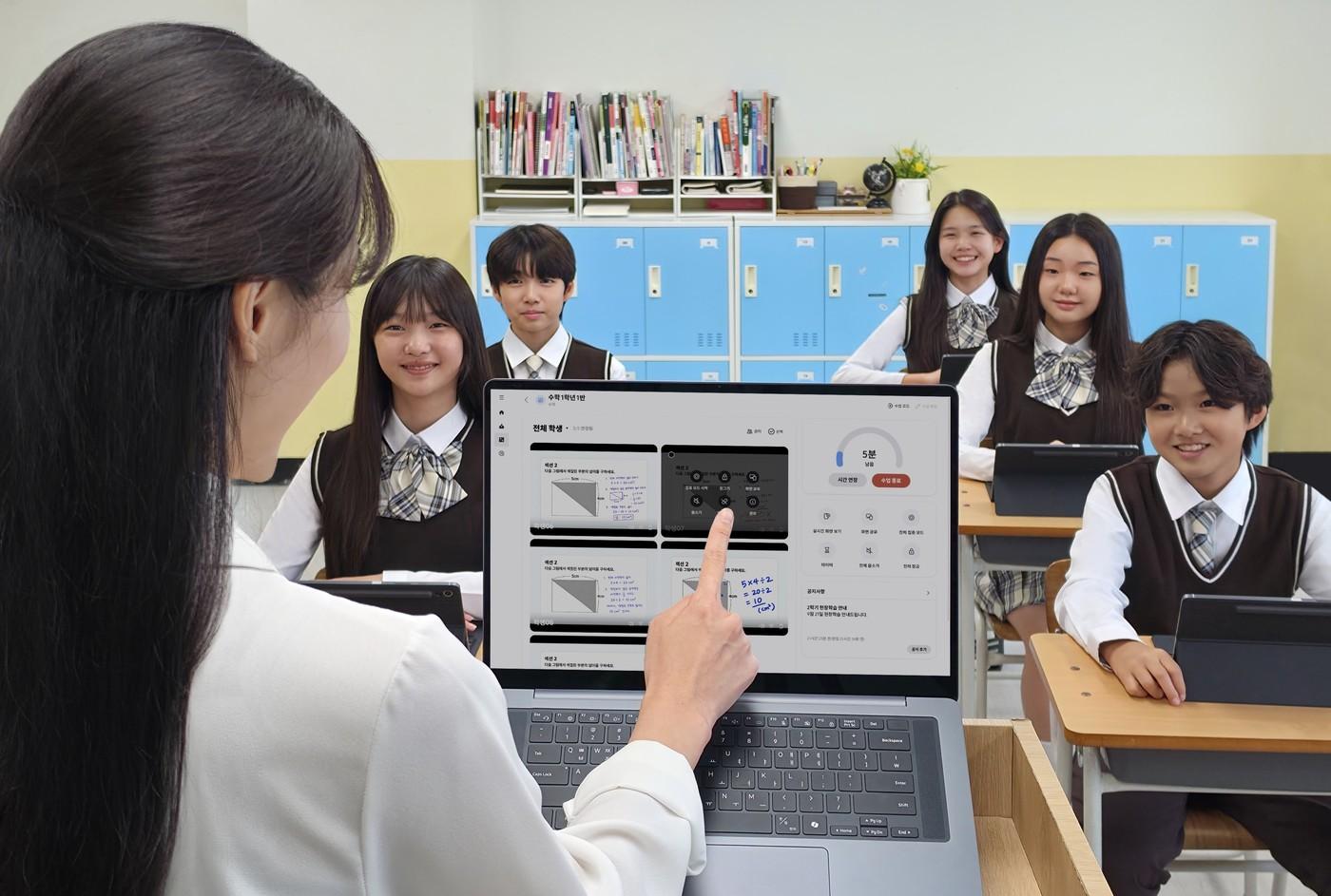 본문 이미지 - 교사가 '갤럭시 클래스룸'의 교실 수업용 솔루션 '삼성 녹스 클래스룸'을 활용해 학생용 태블릿 화면을 확인하고 있다. (삼성전자 제공)