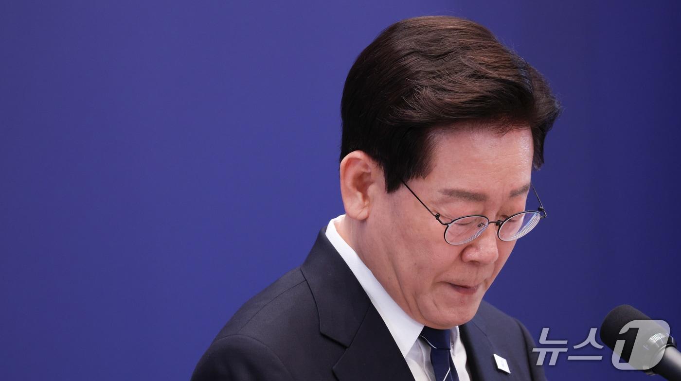 본문 이미지 - 이재명 대통령이 18일 청와대 영빈관에서 열린 현안 기자회견에서 기자들의 질문을 듣고 있다. (청와대통신사진기자단) 2026.9.18 ⓒ 뉴스1 허경 기자