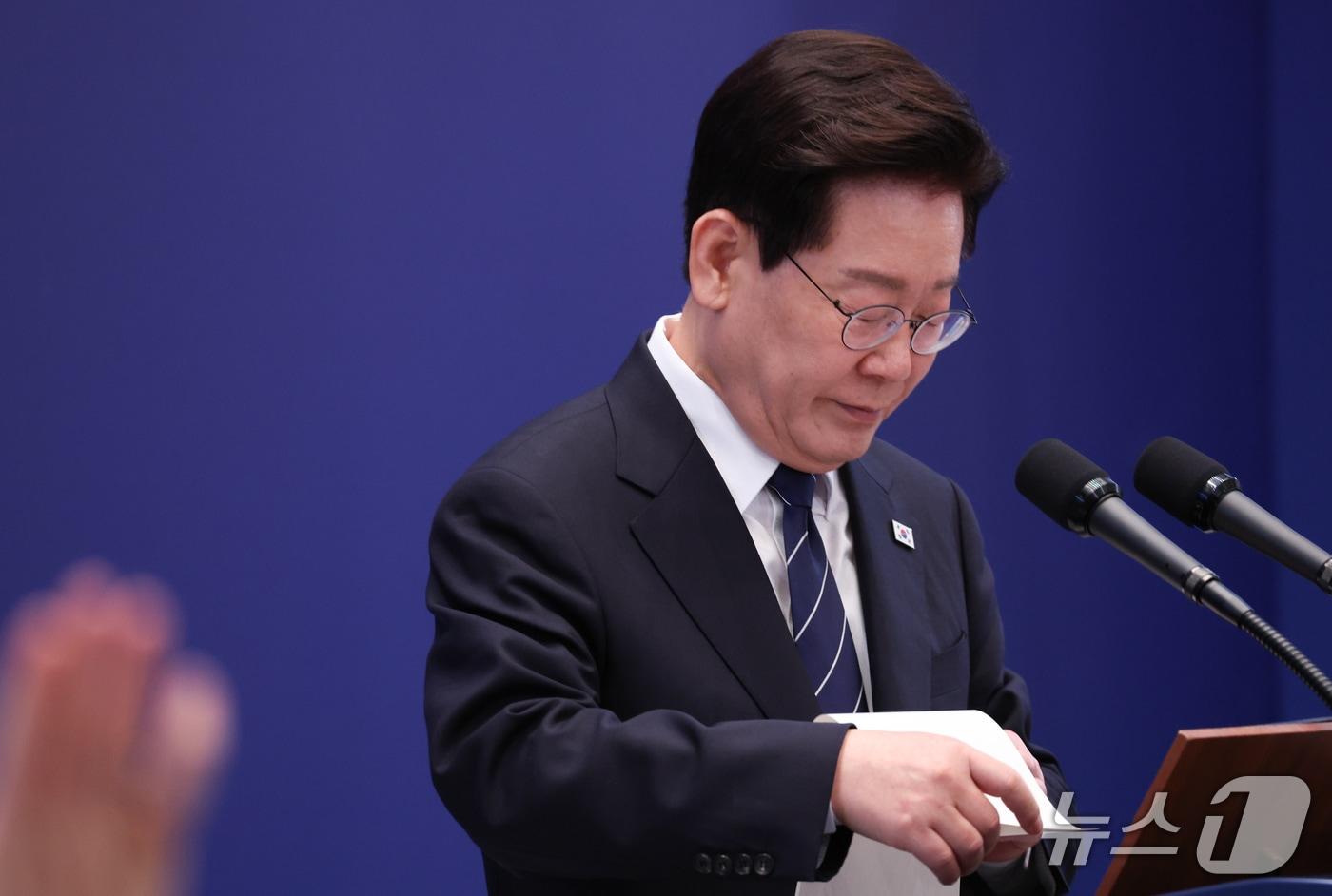 본문 이미지 - 이재명 대통령이 18일 청와대 영빈관에서 열린 현안 기자회견에서 기자들의 질문을 듣고 있다. (청와대통신사진기자단) 2026.9.18 ⓒ 뉴스1 허경 기자