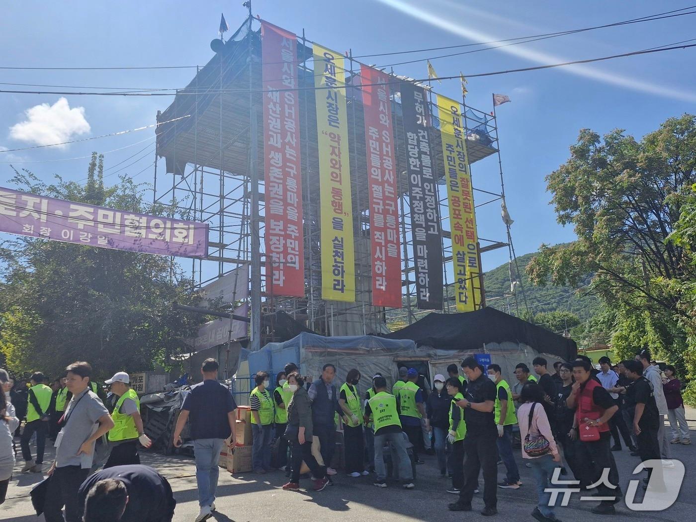 본문 이미지 - 서울중앙지법과 서울주택도시개발공사(SH)는 18일 오전 서울 강남구 개포동 구룡마을 입구에 설치된 망루를 철거하기 위해 집행관을 투입했다.2026.09.18.ⓒ 뉴스1 신은빈 기자