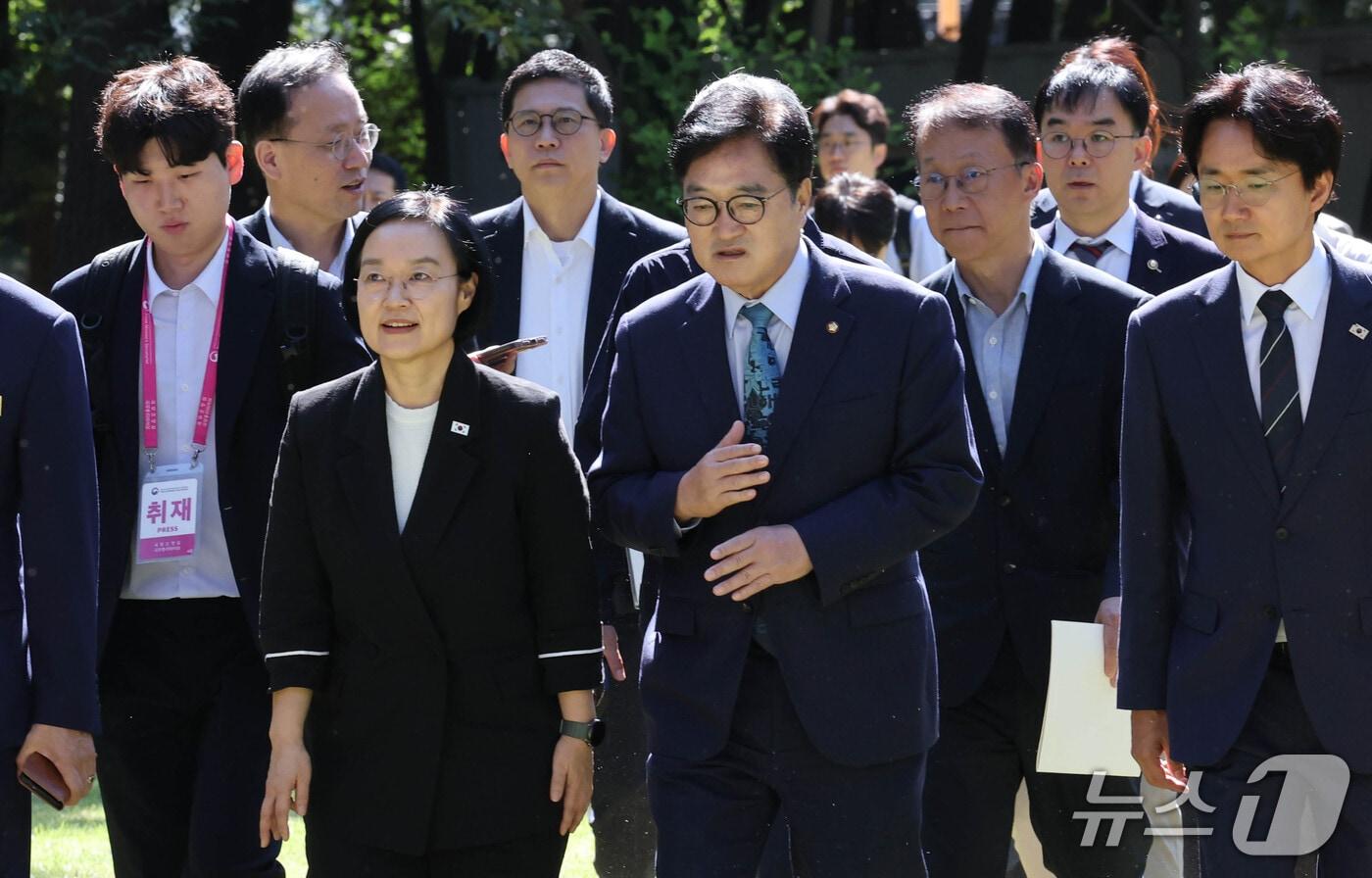 본문 이미지 - 한성숙 국무총리가 18일 서울 노원구 태릉CC 인근 강릉에서 태릉CC 현황 및 주택공급 계획 등에 대해 점검하며 우원식 더불어민주당 의원과 이야기를 나누고 있다. 2026.9.18 ⓒ 뉴스1 이종덕 기자