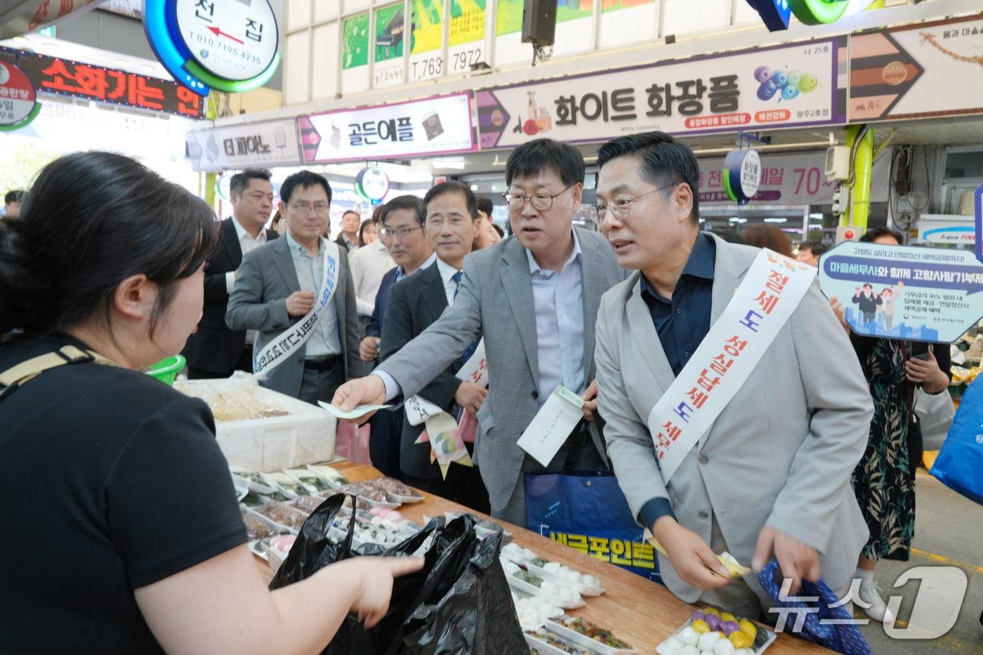 본문 이미지 - 17일 구재이 한국세무사회장(오른쪽)이 경기 광주시 경안시장에서 행정안전부와 함께 한 '찾아가는 마을세무사 무료 세무상담 및 장보기'에 참석해 상인과 이야기를 나누고 있다. (한국세무사회 제공. 재판매 및 DB 금지) 2026.9.18/뉴스1