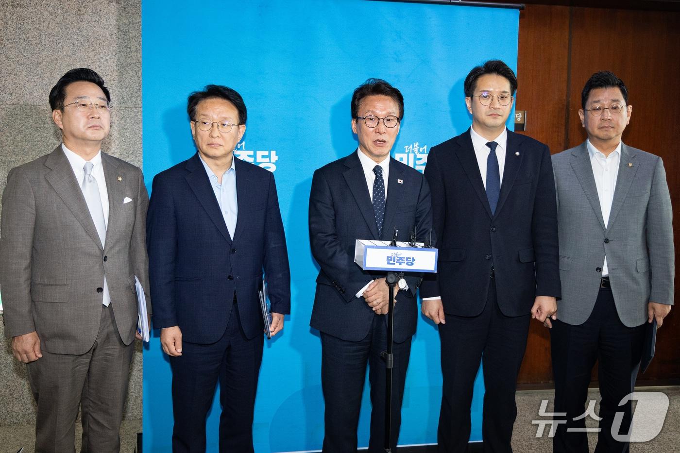 본문 이미지 - 김민석 더불어민주당 대표가 18일 서울 여의도 국회에서 이재명 대통령 기자회견 시청을 마친 후 입장을 밝히고 있다. 왼쪽부터 더불어민주당 박성준 수석대변인, 권칠승 정책위의장, 김 대표, 전용기 최고위원, 김태선 당대표 비서실장. ⓒ 뉴스1 유승관 기자