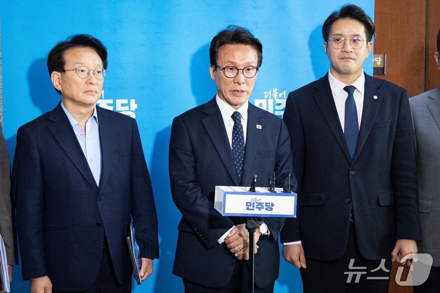 본문 이미지 - 김민석 더불어민주당 대표가 18일 서울 여의도 국회에서 이재명 대통령 기자회견 시청을 마친 후 입장을 밝히고 있다. 왼쪽부터 더불어민주당 박성준 수석대변인, 권칠승 정책위의장, 김 대표, 전용기 최고위원, 김태선 당대표 비서실장. 2026.9.18 ⓒ 뉴스1 유승관 기자