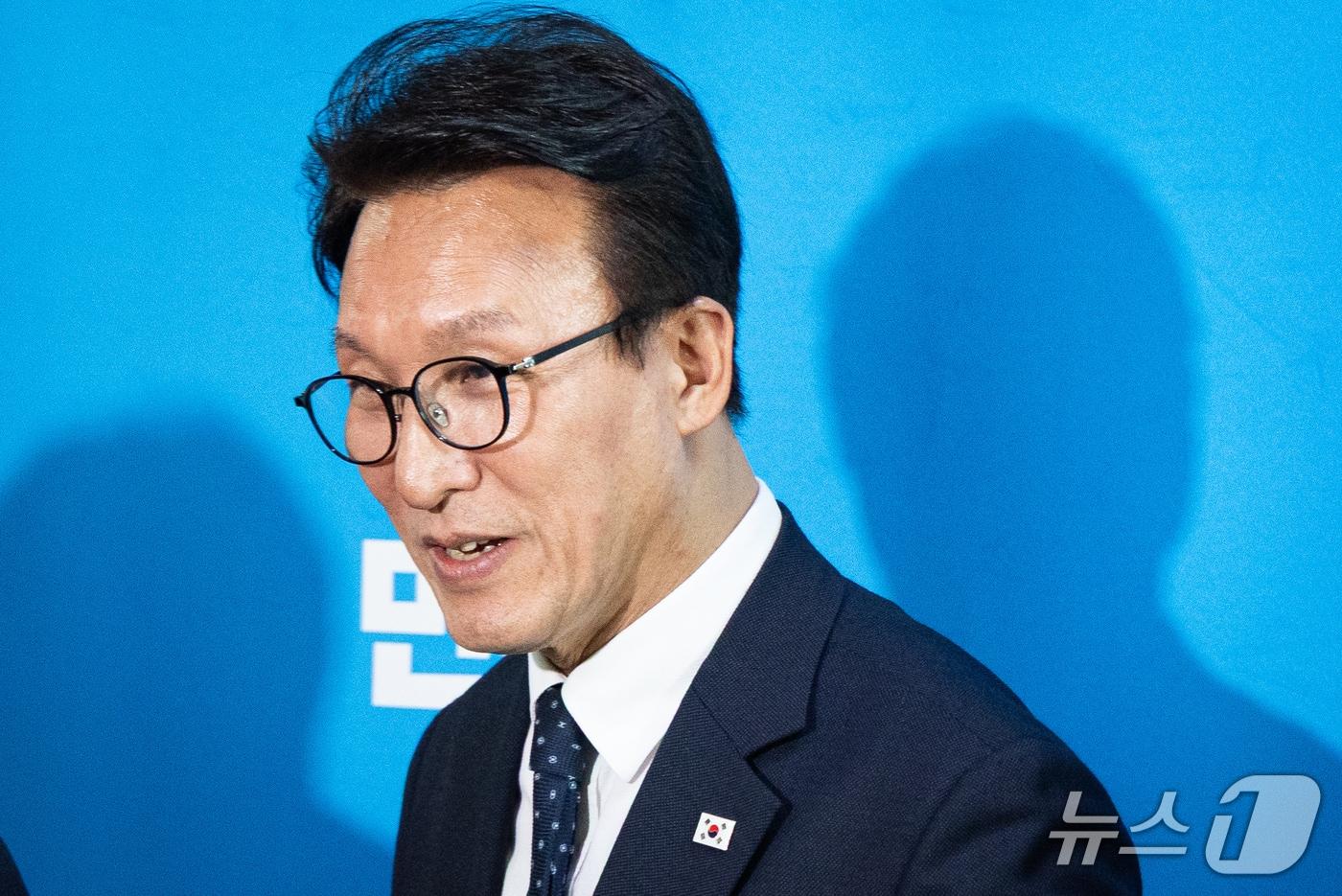 본문 이미지 - 김민석 더불어민주당 대표가 18일 서울 여의도 국회에서 이재명 대통령 기자회견 시청을 마친 후 입장을 밝히고 있다. 2026.9.18 ⓒ 뉴스1 유승관 기자