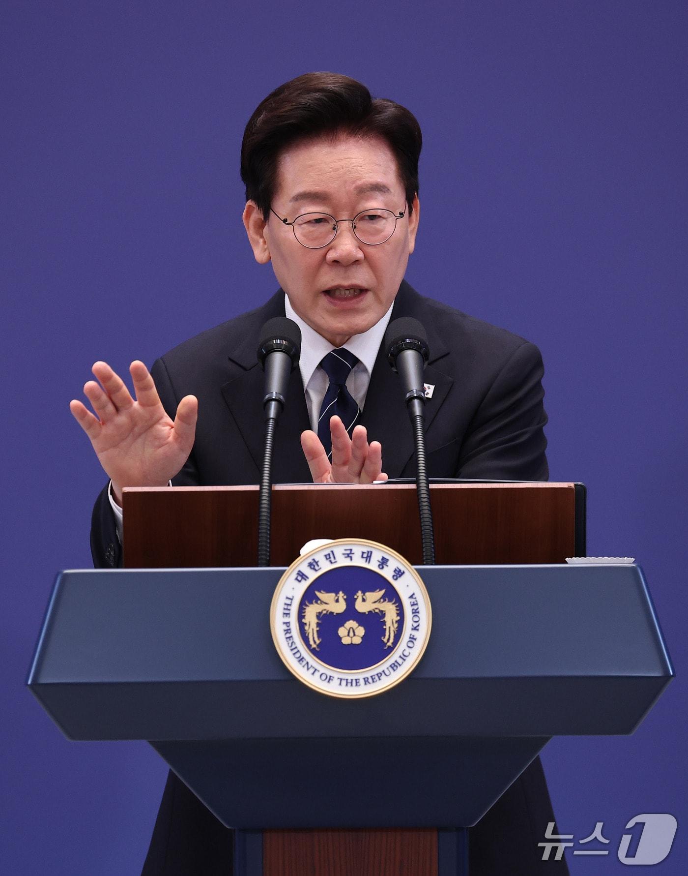 본문 이미지 - 이재명 대통령이 18일 청와대 영빈관에서 열린 현안 기자회견에서 취재진의 질문에 답변하고 있다. (청와대통신사진기자단) 2026.9.18 ⓒ 뉴스1 허경 기자