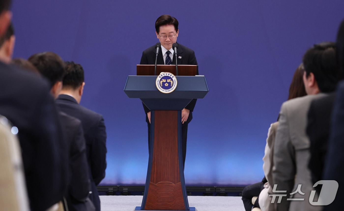 본문 이미지 - 이재명 대통령이 18일 청와대 영빈관에서 열린 현안 기자회견을 마친 뒤 취재진에게 인사하고 있다. (청와대통신사진기자단) 2026.9.18 ⓒ 뉴스1 허경 기자