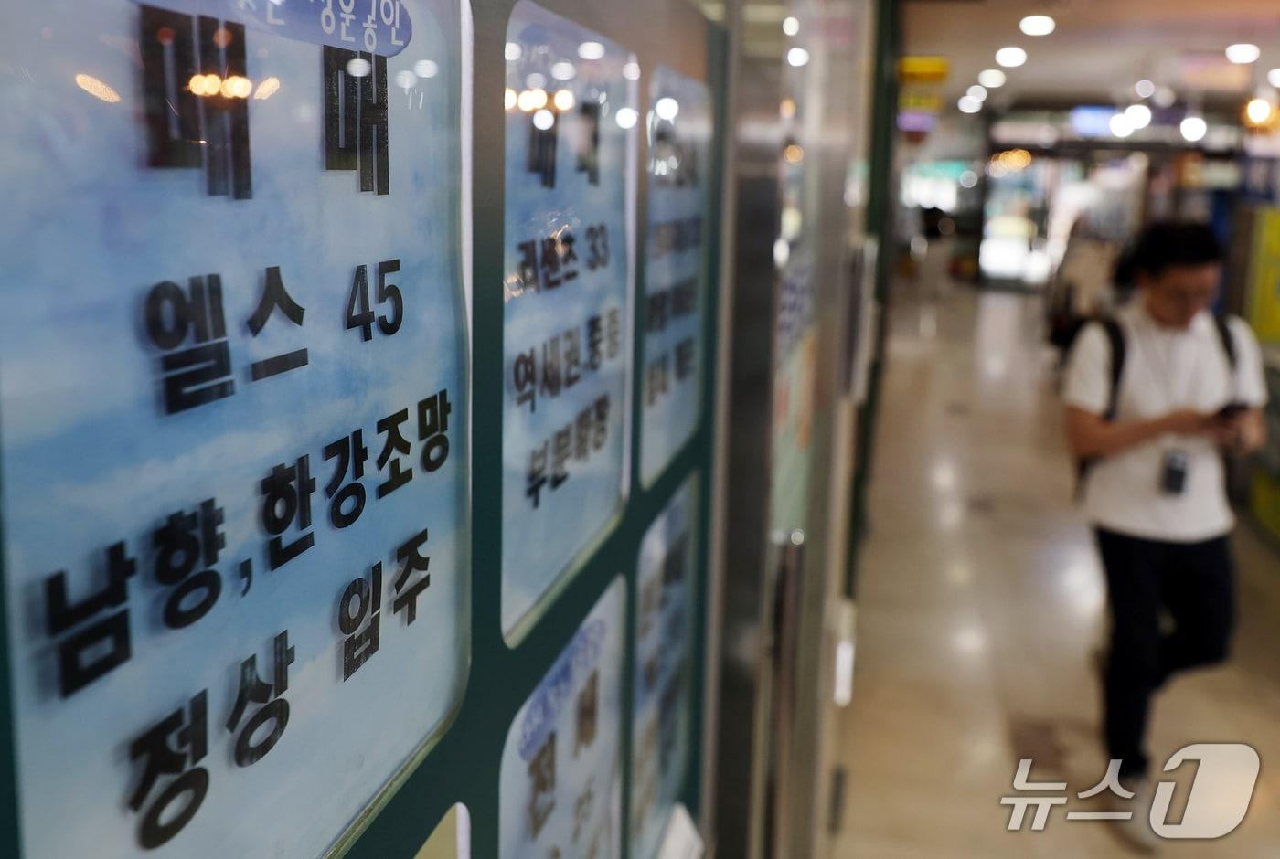 본문 이미지 - 서울 시내 한 부동산 중개업소에 게시된 매물 정보. 2026.9.18 ⓒ 뉴스1 김진환 기자