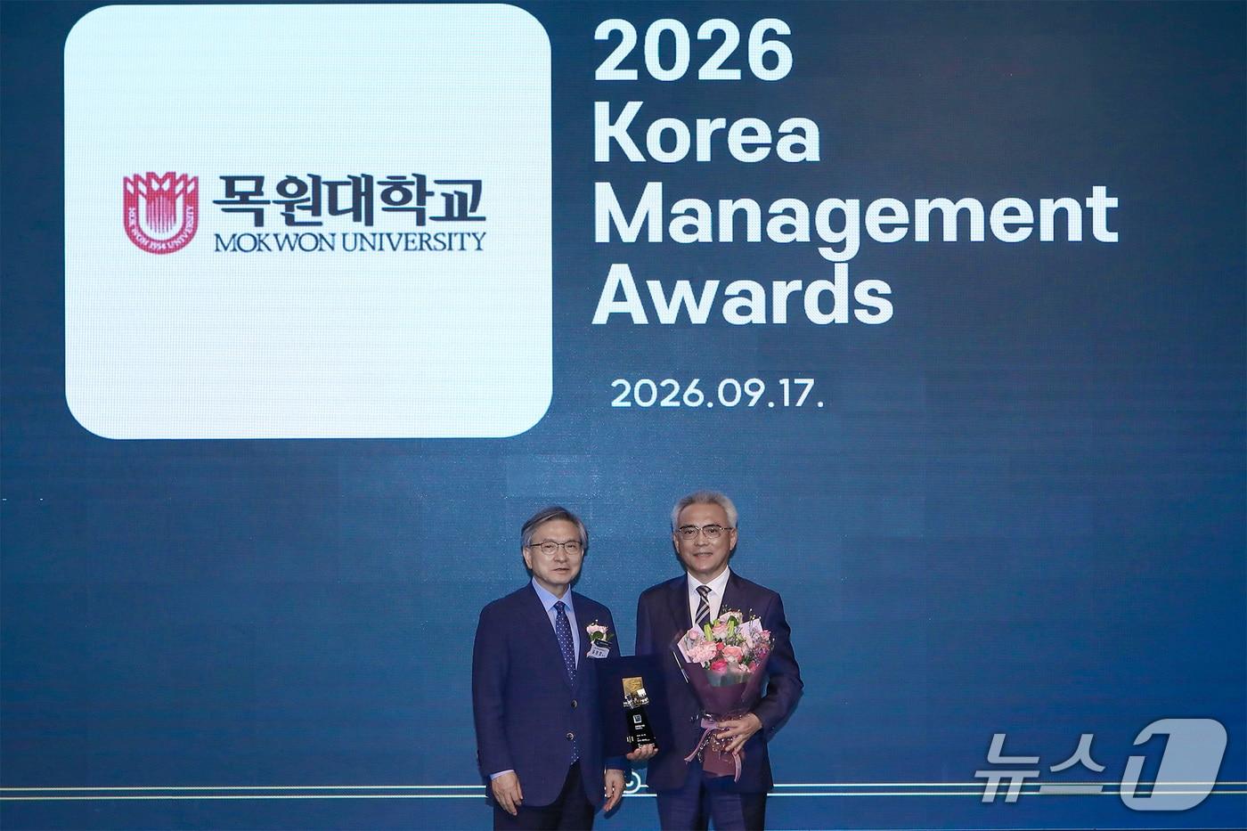 본문 이미지 - 이희학 목원대 총장(오른쪽)이 교육혁신 부문 대상을 받은 뒤 시상자와 기념촬영을 하고 있다. (산업정책연구원 제공. 재판매 및 DB금지) /뉴스1