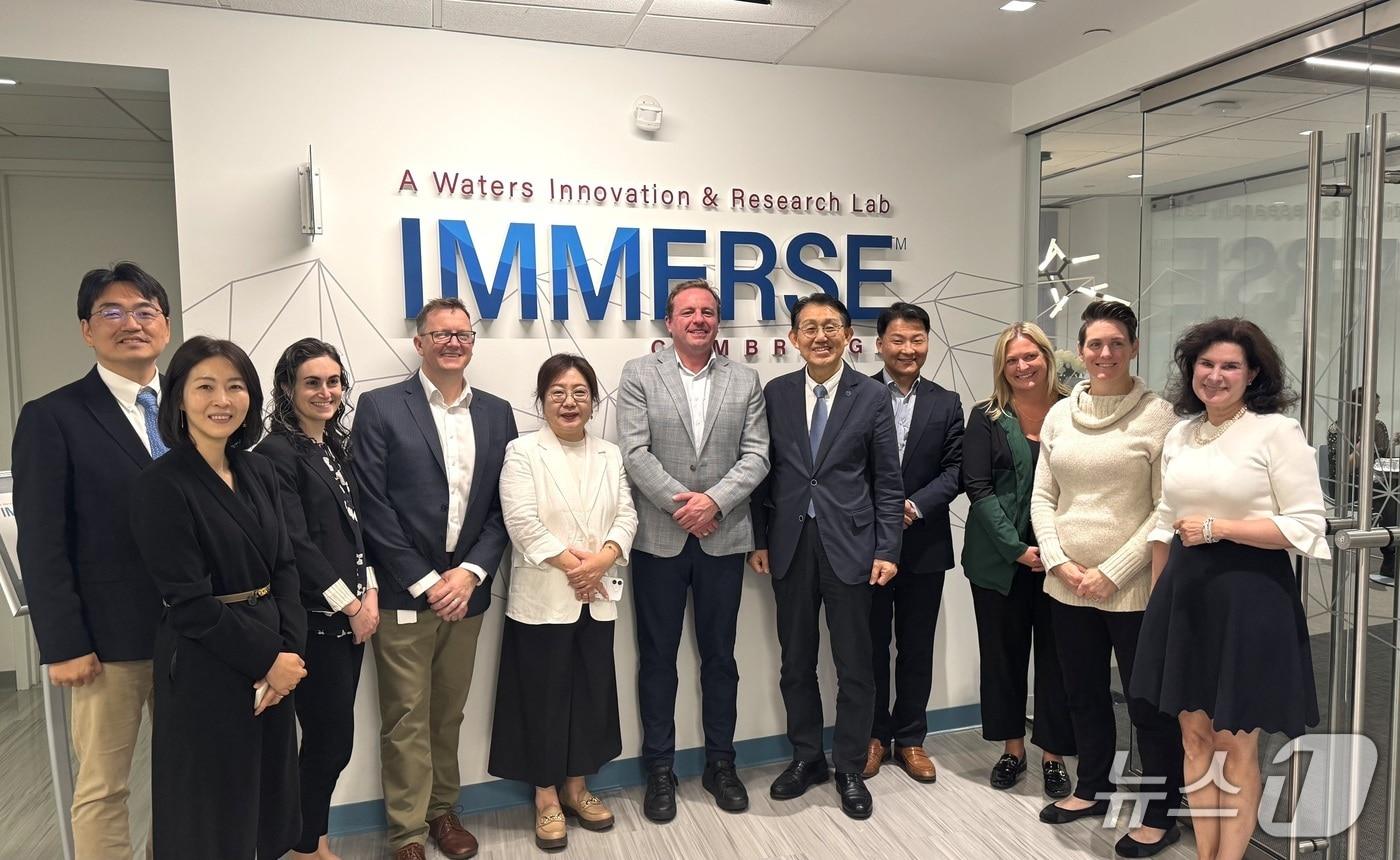 본문 이미지 - 글로벌 분석 장비 기업 Waters Corporation 방문 기념 촬영 모습(충남대학교 제공. 재판매 및 DB금지) /뉴스1