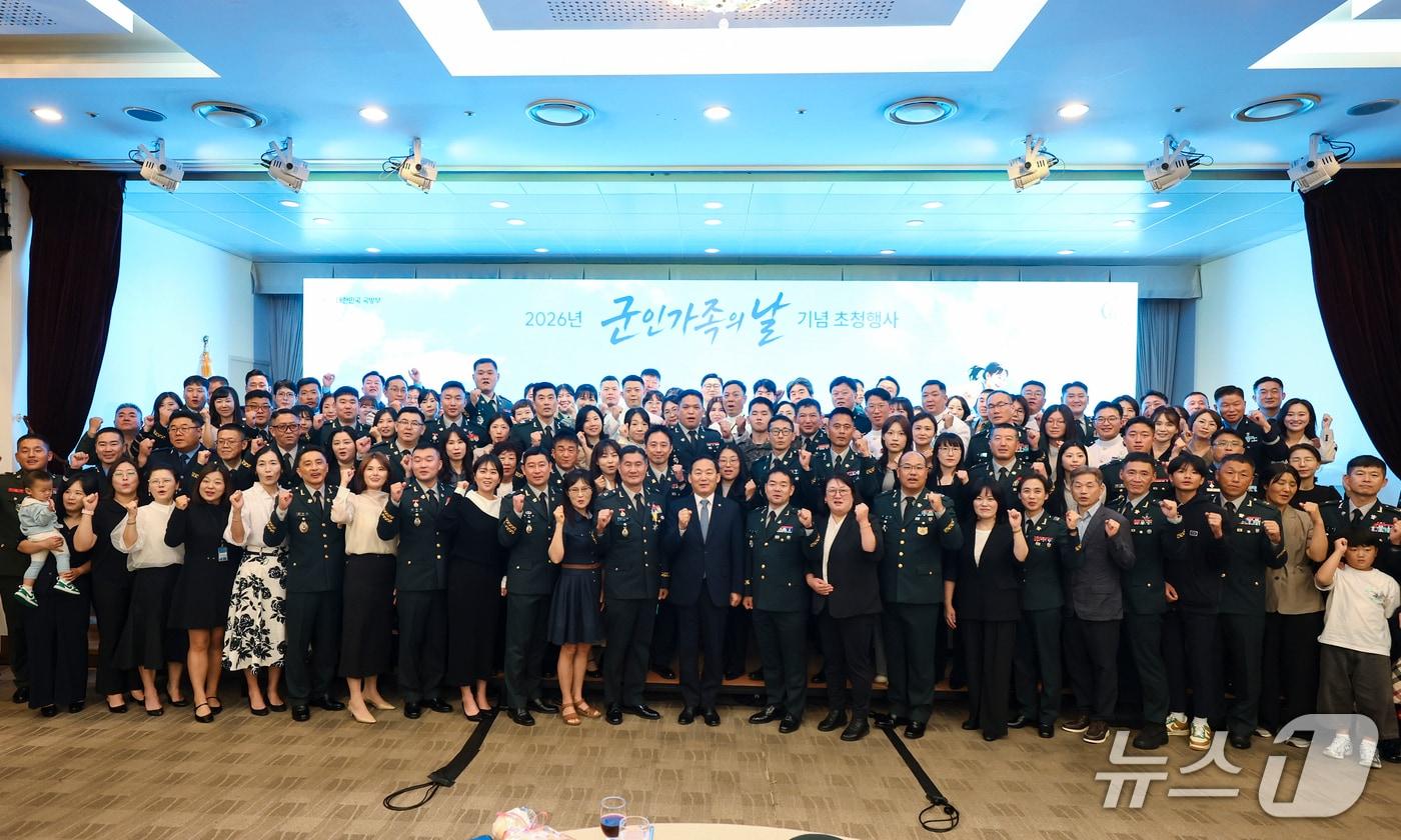 본문 이미지 - 국방부는 18일 오전 서울 용산 국방컨벤션에서 제3회 군인가족의 날 기념식을 열고 모범 군인에게 국방부 장관 표창을 수여하고 그 가족들과 함께하는 위문 시간을 가졌다. 2026.9.18./ⓒ 뉴스1(국방부 제공)