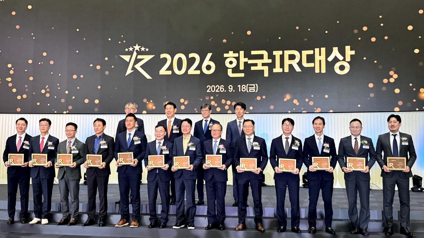 본문 이미지 - 전태연 알테오젠 대표(앞줄 오른쪽에서 다섯번째)가 2026 한국IR대상을 수상하고 기념촬영을 하고 있다 (알테오젠 제공)
