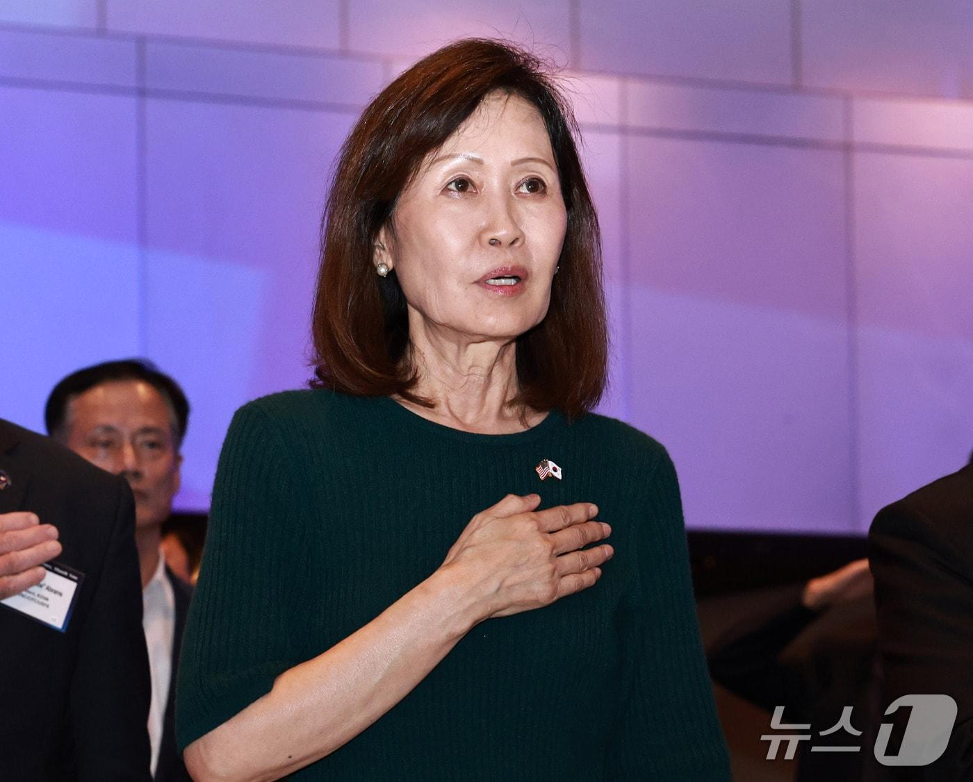본문 이미지 - 미셸 스틸 주한미국대사가 18일 서울 중구 앰베서더 풀만 호텔에서 열린 '제26-1차 한미동맹 컨퍼런스'에서 국가를 부르고 있다. 2026.9.18 ⓒ 뉴스1 구윤성 기자