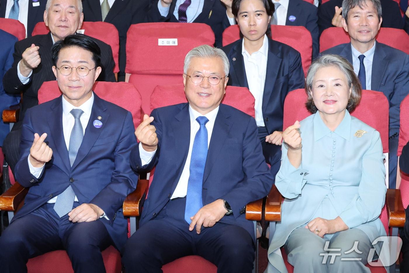 본문 이미지 - 문재인 전 대통령(가운데)과 김정숙 여사(오른쪽), 조정식 국회의장이 18일 서울 여의도 국회 의원회관에서 열린 9.19 평양공동선언 및 남북군사합의 8주년 기념식에서 손하트를 그리고 있다. 2026.9.18 ⓒ 뉴스1 신웅수 기자