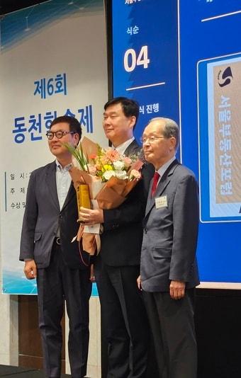본문 이미지 -  서울부동산포럼은 이창무 한양대 교수를 제6대 동천학술대상 수상자로 선정했다. (왼쪽부터 이태호 서울부동산포럼 제9대 회장, 이창무 교수, 이태교 서울부동산포럼 창립회장)/(서울부동산포럼 제공)