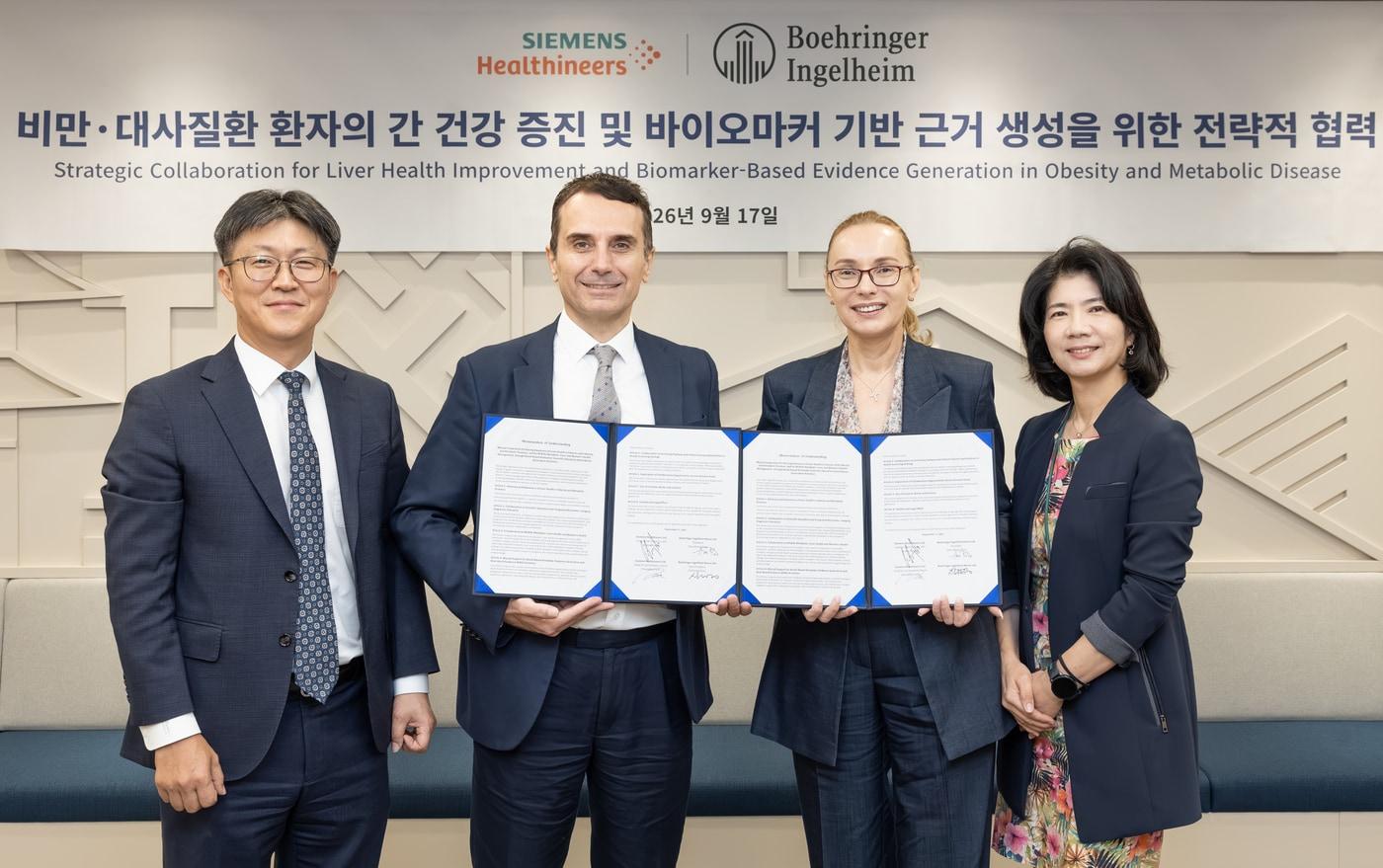 본문 이미지 - 지멘스 헬시니어스 한국법인과 한국베링거인겔하임이 전날인 17일 비만·대사질환 환자의 간 건강 관리와 혈액 바이오마커(생체표지자) 기반 선별검사 체계를 발전시키기 위한 업무협약(MOU)을 체결한 모습 (지멘스 헬시니어스 제공)