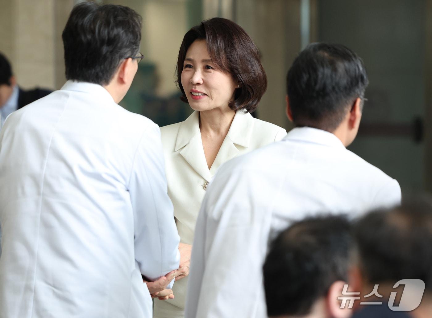 본문 이미지 - 김혜경 여사가 18일 서울대 치과병원에서 열린 중앙장애인구강진료센터 개원 7주년 기념식에서 참석자들과 인사를 나누고 있다. 2026.9.18 ⓒ 뉴스1 허경 기자