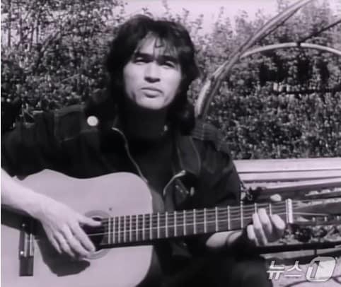 본문 이미지 - 소련 록의 전설이자 밴드 ‘키노’의 리더였던 고려인 3세 빅토르 최(1962~1990). 유튜브 영상 캡처