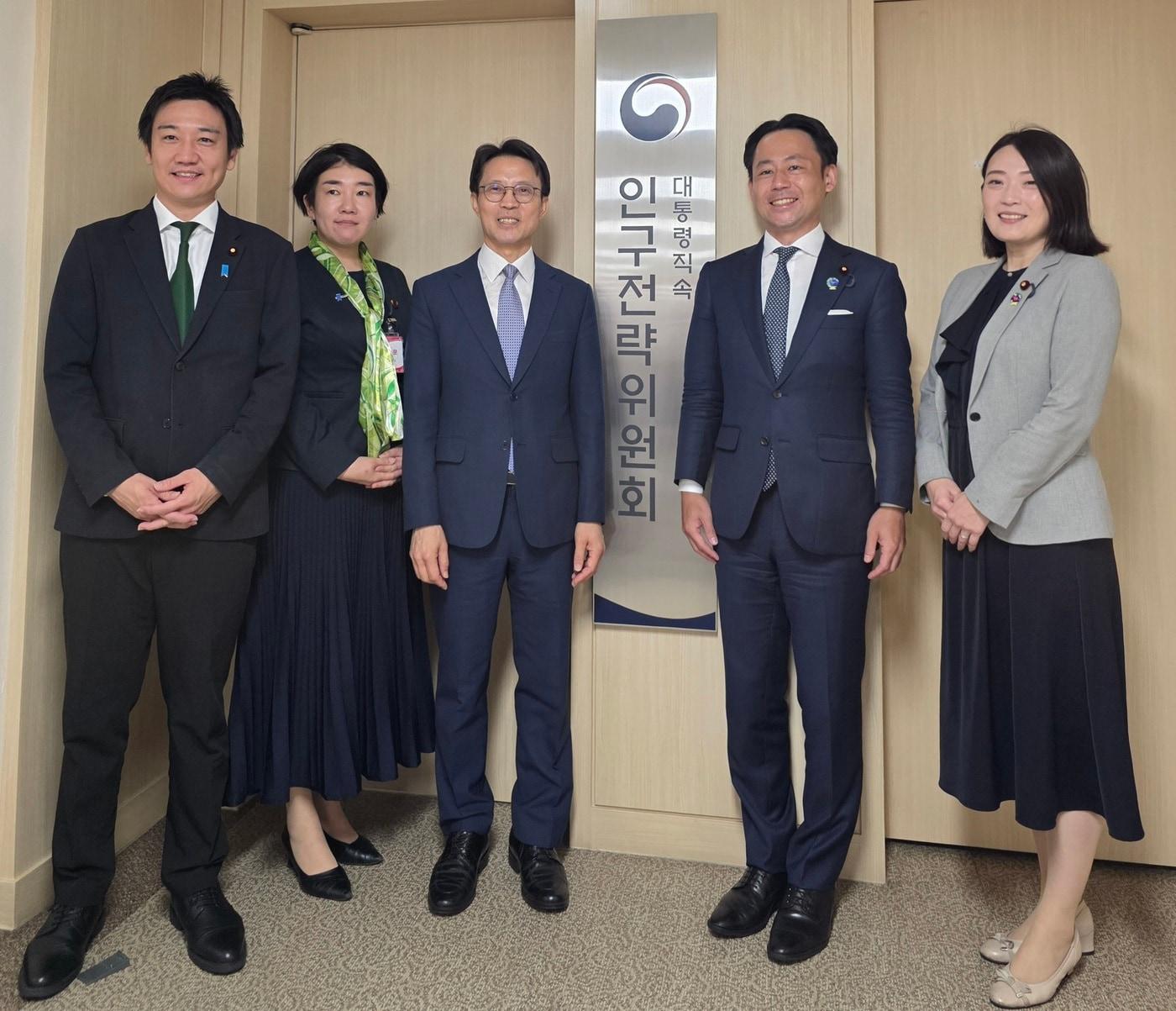 본문 이미지 - 18일 인구전략위원회를 찾은 일본 중의원들이 김진오 인구전략위 부위원장과 기념사진을 촬영하고 있다 (인구전략위 제공)