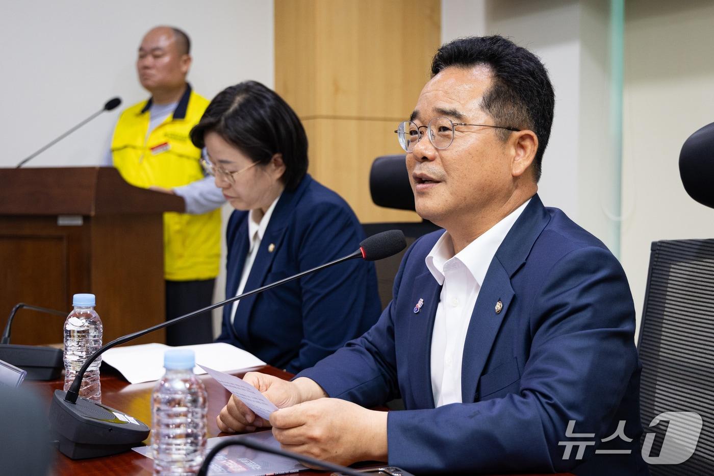본문 이미지 - 민병덕 더불어민주당 을지로위원장이 18일 서울 여의도 국회 의원회관에서 열린 사모펀드 MBK 책임규명과 홈플러스 진짜 회생을 위한 국회토론회에서 인사말을 하고 있다. 2026.9.18 ⓒ 뉴스1 유승관 기자