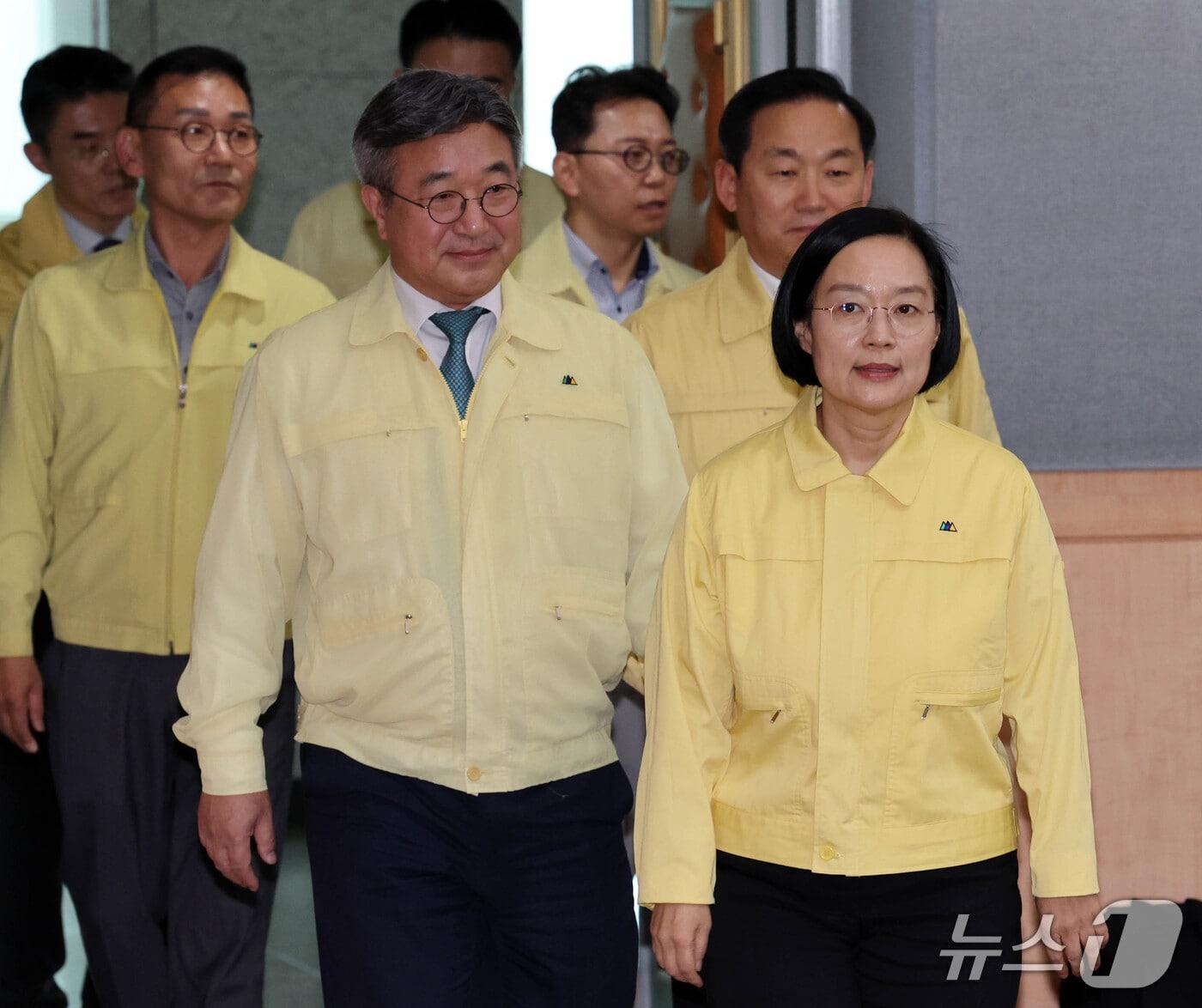 본문 이미지 - 한성숙 국무총리와 윤호중 행정안전부 장관이 18일 서울 종로구 정부서울청사에서 열린 을지연습 사후강평회의에 입장하고 있다. 2026.9.18 ⓒ 뉴스1 이종덕 기자