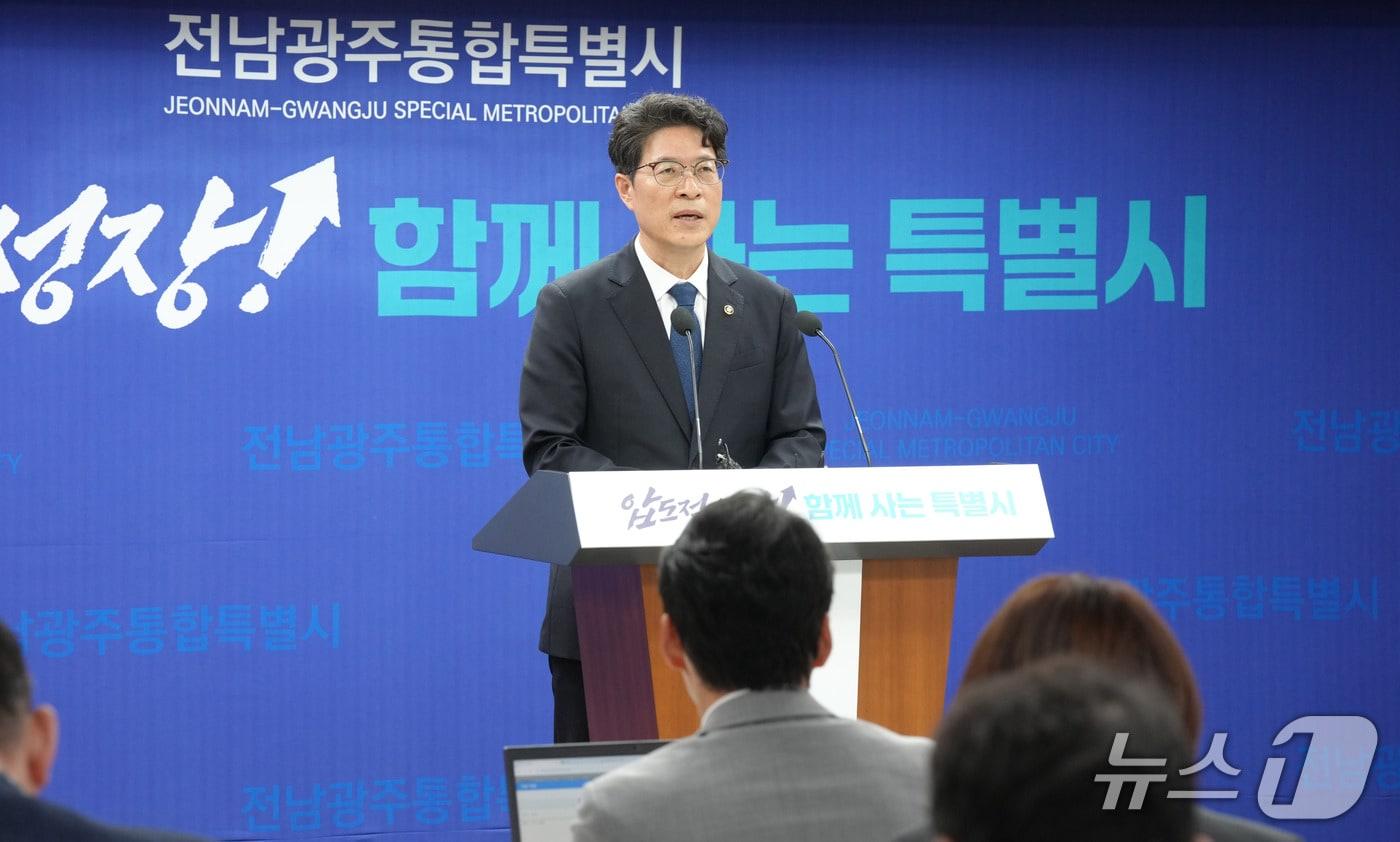본문 이미지 - 황기연 전남광주통합특별시 행정부시장이 18일 오후 무안청사 브리핑룸에서 전남광주통합특별시 조직개편안 시의회 의결과 관련해 발표를 하고 있다.(전남광주통합특별시 제공. 재판매 및 DB금지) 2026.9.18/뉴스1