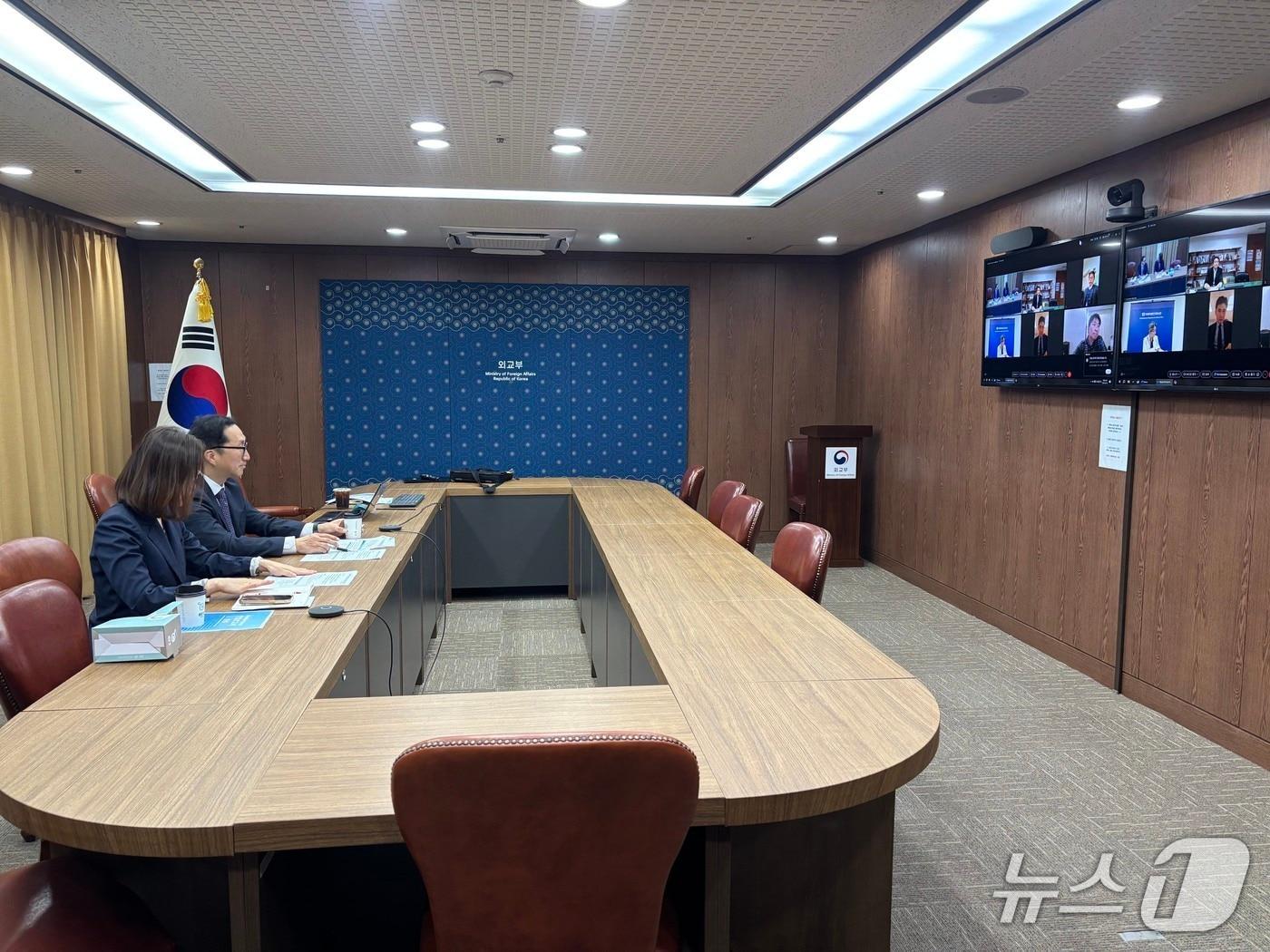 본문 이미지 - 외교부는 18일 김건화 중남미국 심의관 주재로 최근 국제 에너지 수급 불확실성에 대비하기 위한 본부-공관 화상회의를 개최했다고 밝혔다. (외교부 제공)