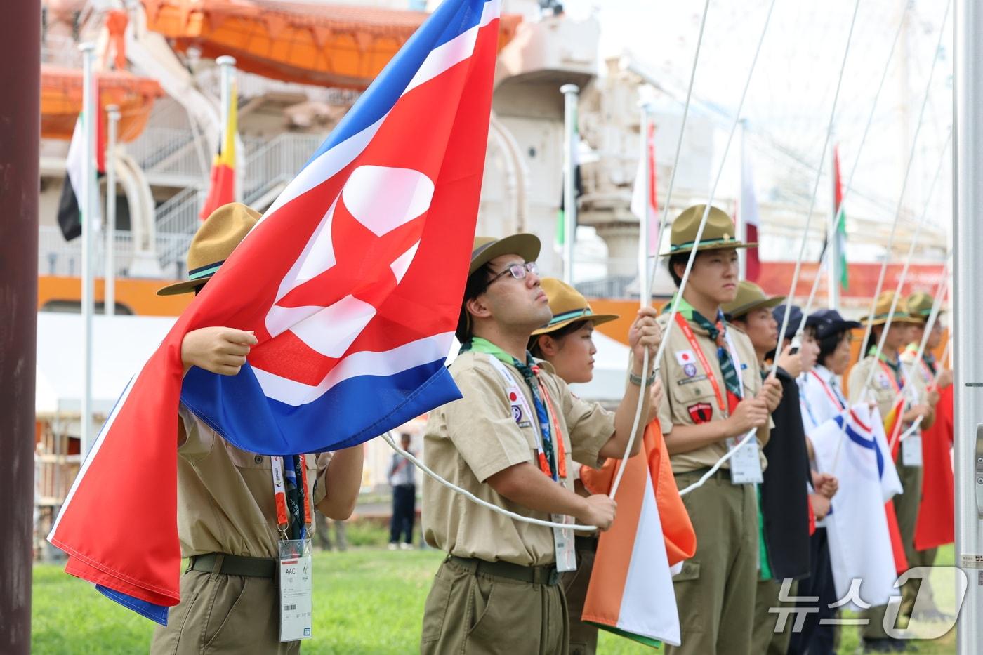 본문 이미지 - 18일 일본 나고야항 2026 아이치·나고야 아시안게임 선수촌에서 열린 북한 선수단 입촌식에서 인공기가 게양되고 있다. 2026.9.18 ⓒ 뉴스1 김도우 기자