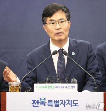 본문 이미지 - 이원택 전북특별자치도지사가 18일 전북 전주시 전북특별자치도청에서 전북 반도체 소재·케미컬 소부장 특화단지 최종 지정 관련 기자회견을 열고 질의에 답변을 하고 있다. 2026.9.18 ⓒ 뉴스1 유경석 기자