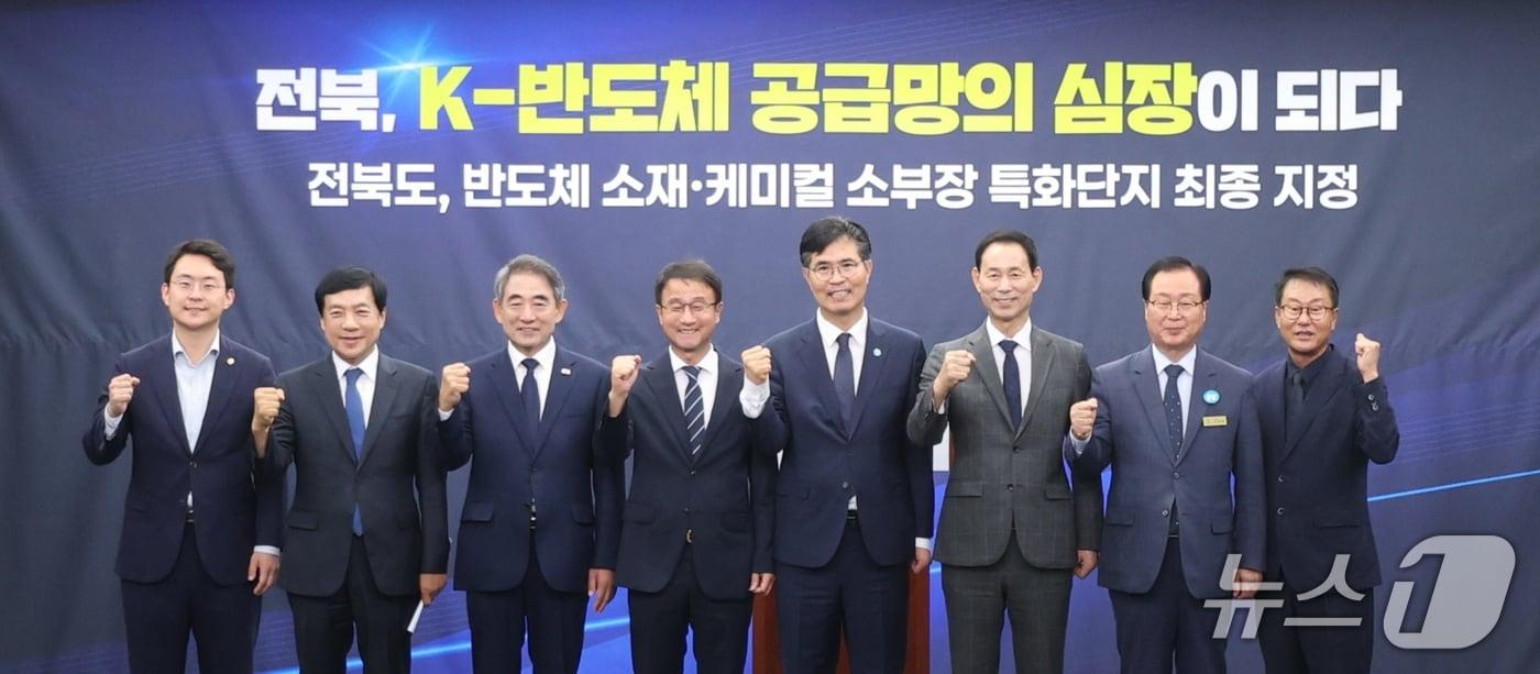 본문 이미지 - 이원택 전북특별자치도지사를 비롯한 관계자들이 18일 전북 전주시 전북특별자치도청에서 전북 반도체 소재·케미컬 소부장 특화단지 최종 지정 관련 기자회견을 마치고 기념촬영을 하고 있다. 2026.9.18 ⓒ 뉴스1 유경석 기자