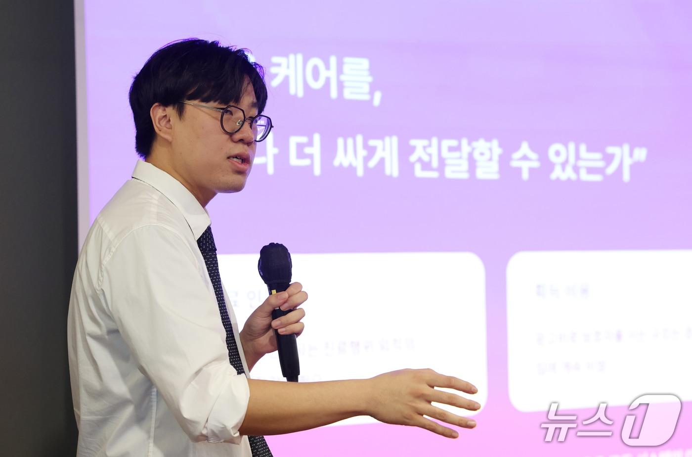 본문 이미지 - 윤상우 벳플럭스 대표가 18일 경기 성남시 분당구 판교스타트업캠퍼스에서 열린 '반려동물 산업 육성 협의회 제21회 IR(기업설명회) 데이'에서 사업 성과와 향후 계획을 발표하고 있다. ⓒ 뉴스1 김영운 기자