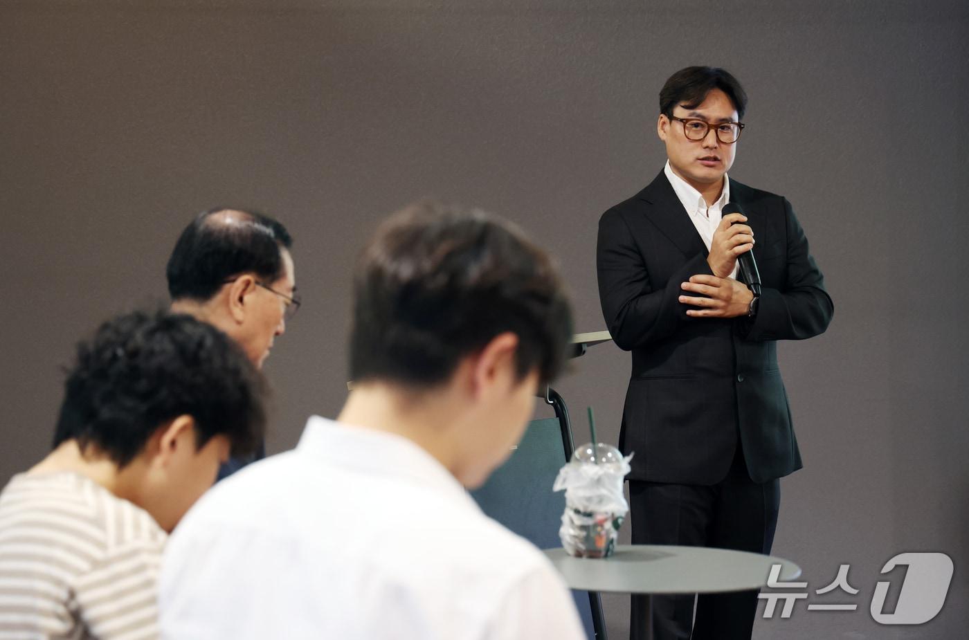 본문 이미지 - 조용준 로봇웨어에이아이 대표가 18일 경기 성남시 분당구 판교스타트업캠퍼스에서 열린 '반려동물 산업 육성 협의회 제21회 IR(기업설명회) 데이'에서 피지컬 인공지능(AI) 기반 완전 무인 자율 농장 시스템을 설명하고 있다. 2026.9.18 ⓒ 뉴스1 김영운 기자