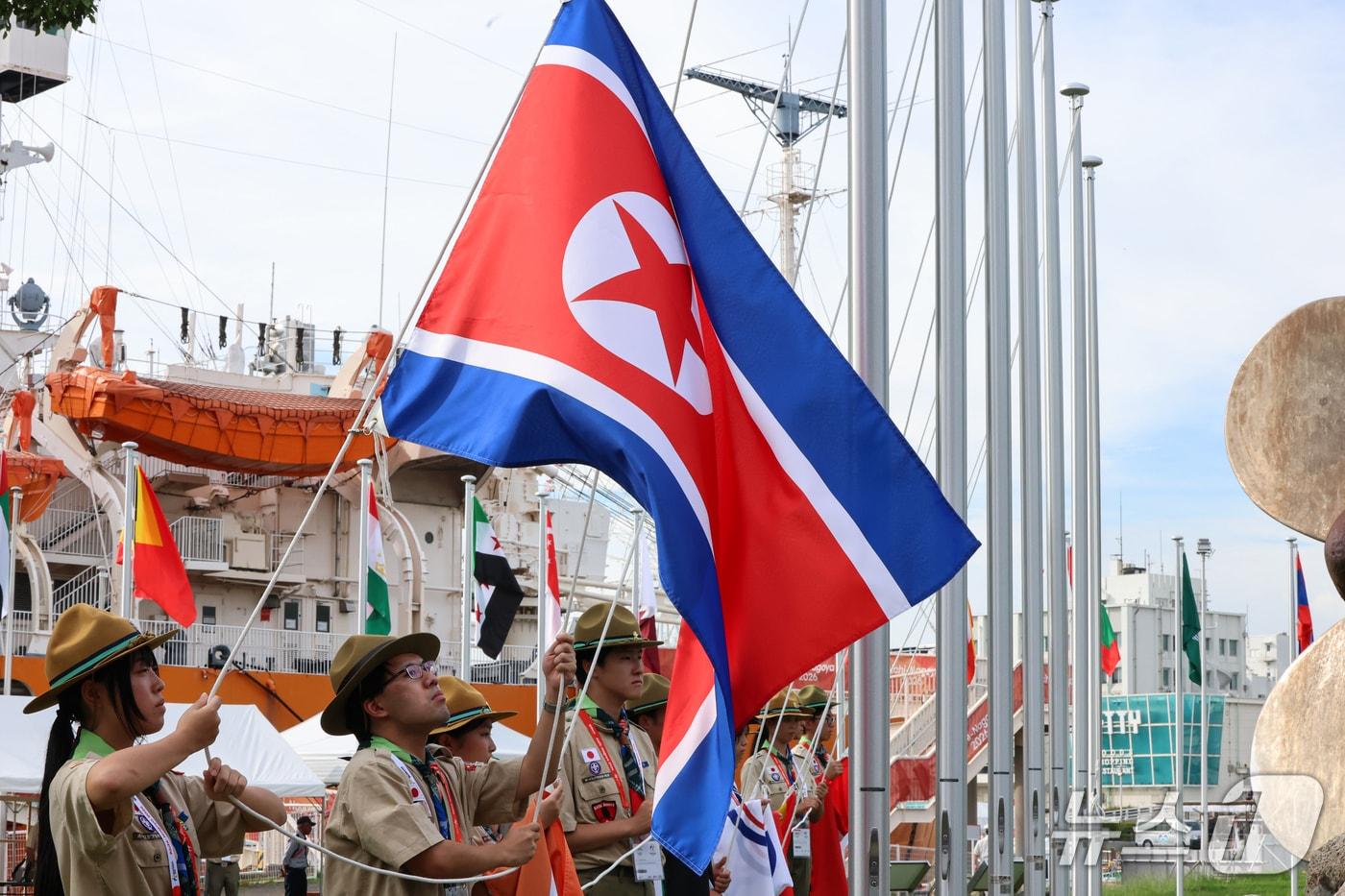 본문 이미지 - 18일 일본 나고야항에 마련된 2026 아이치·나고야 아시안게임 선수촌에서 열린 북한 선수단 입촌식에서 인공기가 게양되고 있다. 2026.9.18 ⓒ 뉴스1 김도우 기자