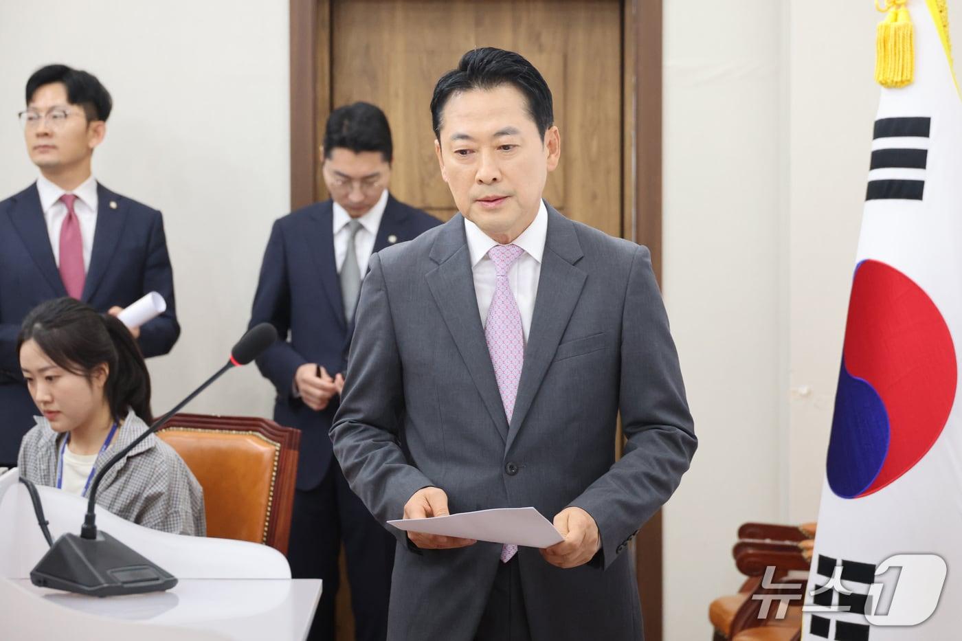본문 이미지 - 장동혁 국민의힘 대표가 18일 서울 여의도 국회에서 열린 현안 기자간담회에 참석하고 있다. 2026.9.18 ⓒ 뉴스1 신웅수 기자